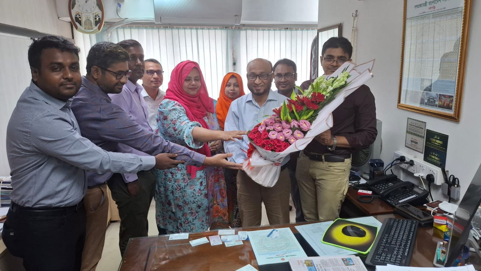 নতুন যোগদানকৃত উপনিবন্ধক মহোদয়কে ফুলেল শুভেচ্ছা