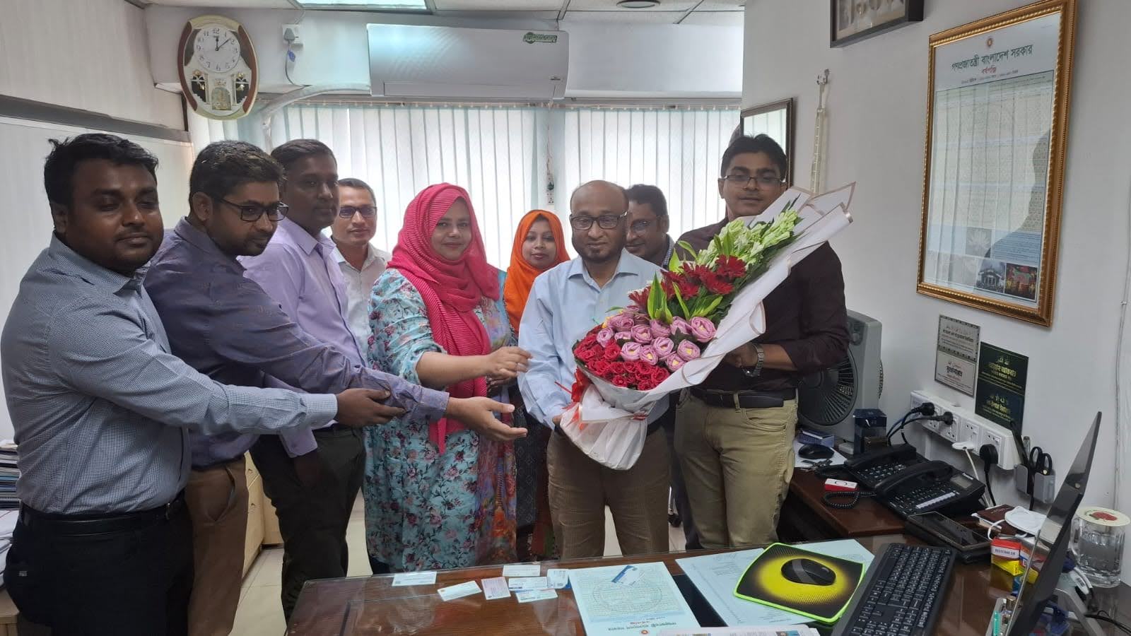 নতুন যোগদানকৃত উপনিবন্ধক মহোদয়কে ফুলেল শুভেচ্ছা