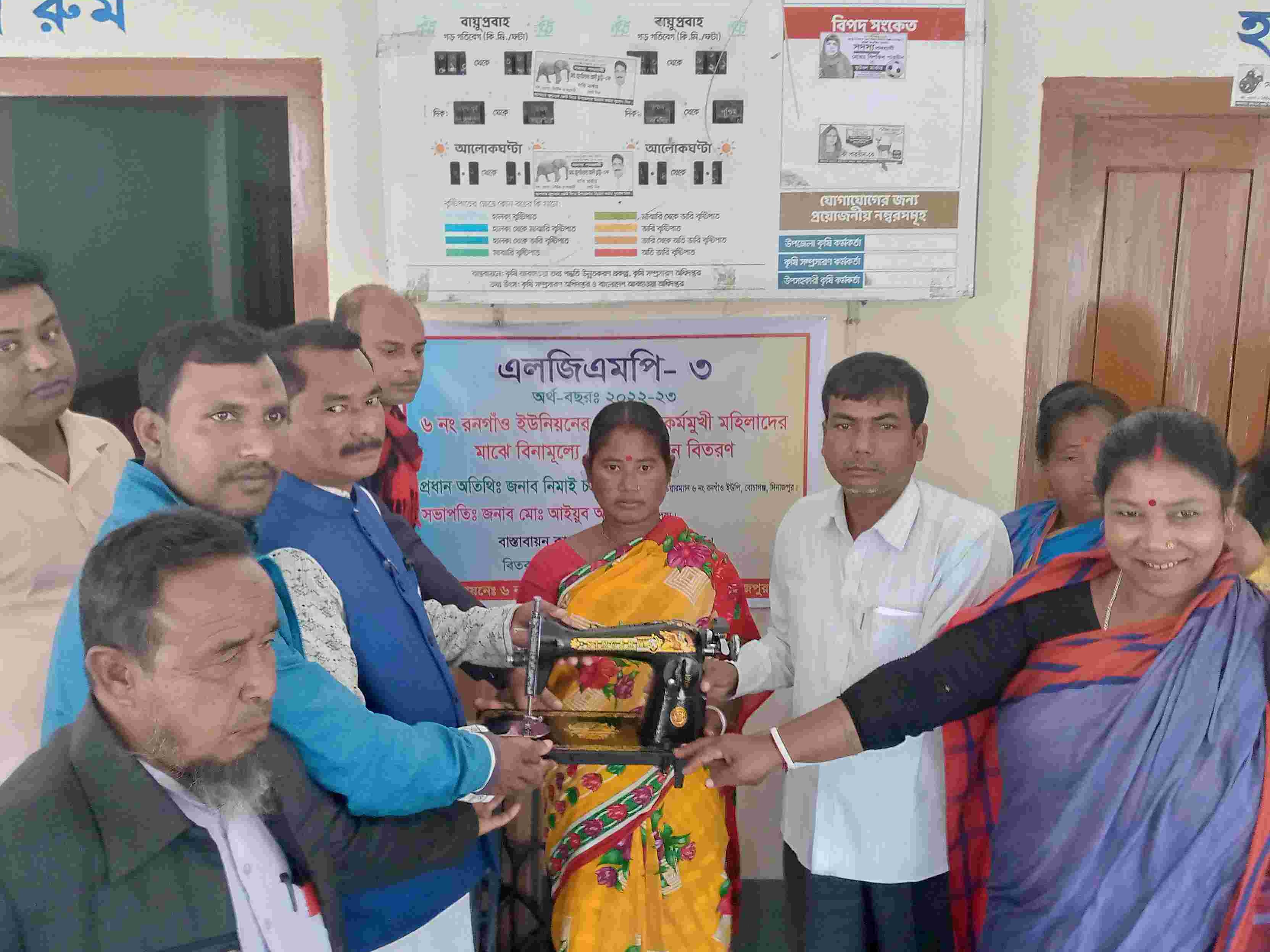 দরিদ্র অসহায় নারীদের মাঝে সেলাই মেশিন বিতরণ