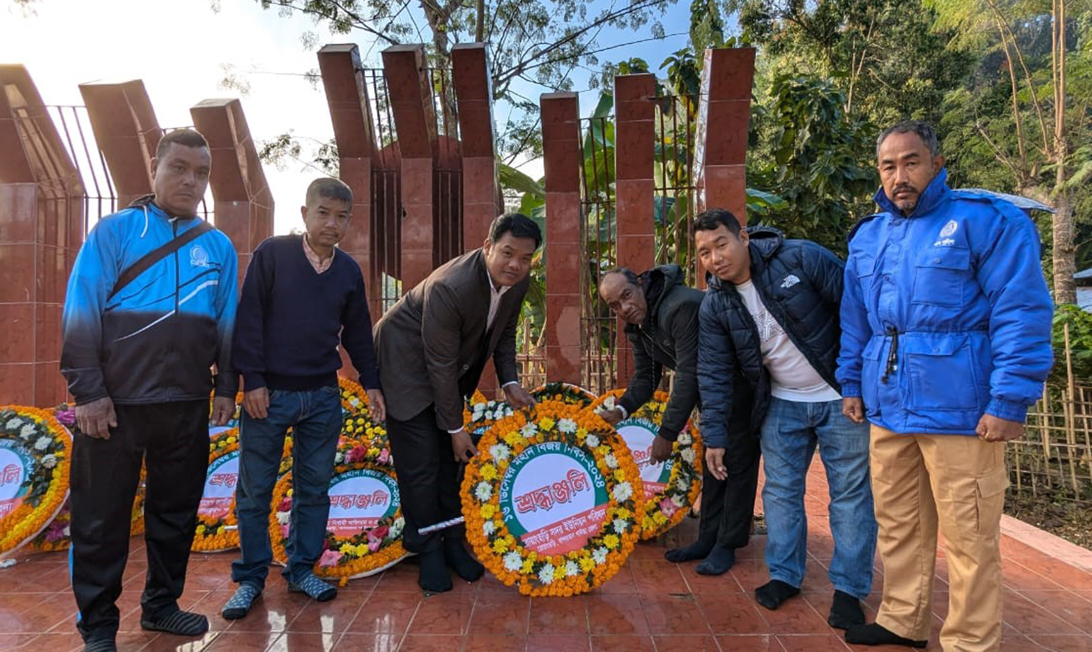 ১৬ ডিসেম্বর মহান বিজয় দিবস-২০২৪ উপলক্ষে শহীদ মিনারে পুষ্পস্তবক অর্পন করেন ১নং রোয়াংছড়ি সদর ইউনিয়ন পরিষদের চেয়ারম্যান জনাব মেহ্লাঅং মারমা