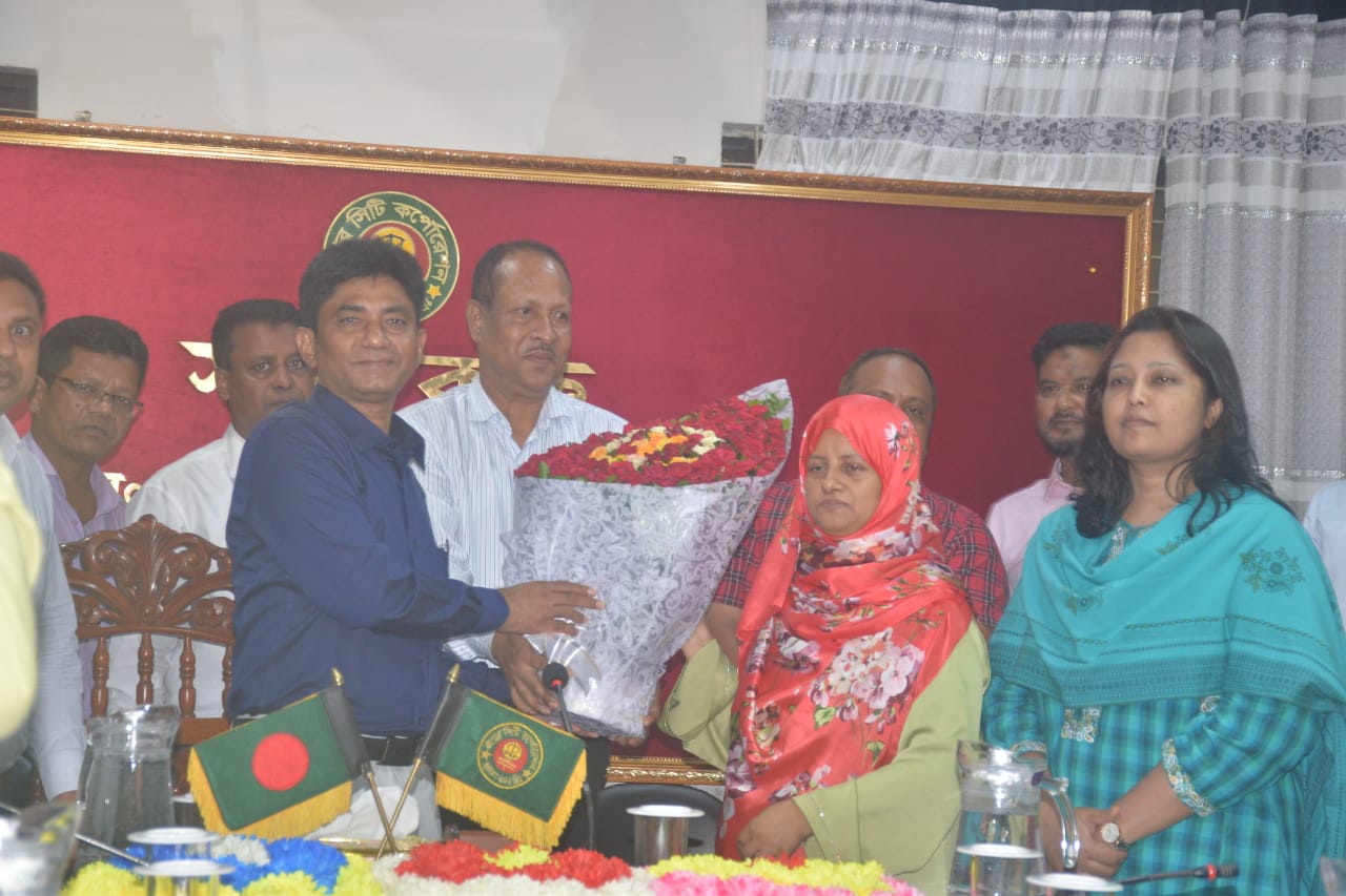 রংপুর সিটি কর্পোরেশনের নবনিযুক্ত প্রশাসক মহোদয় জনাব মোঃ আশরাফুল ইসলাম, সর্বস্তরের কর্মকর্তা-কর্মচারীগণের সঙ্গে সৌজন্য সাক্ষাৎ, কুশল বিনিময় এবং কর্মকর্তা-কর্মচারী গণের পক্ষ থেকে ফুলেল শুভেচ্ছা প্রদান।