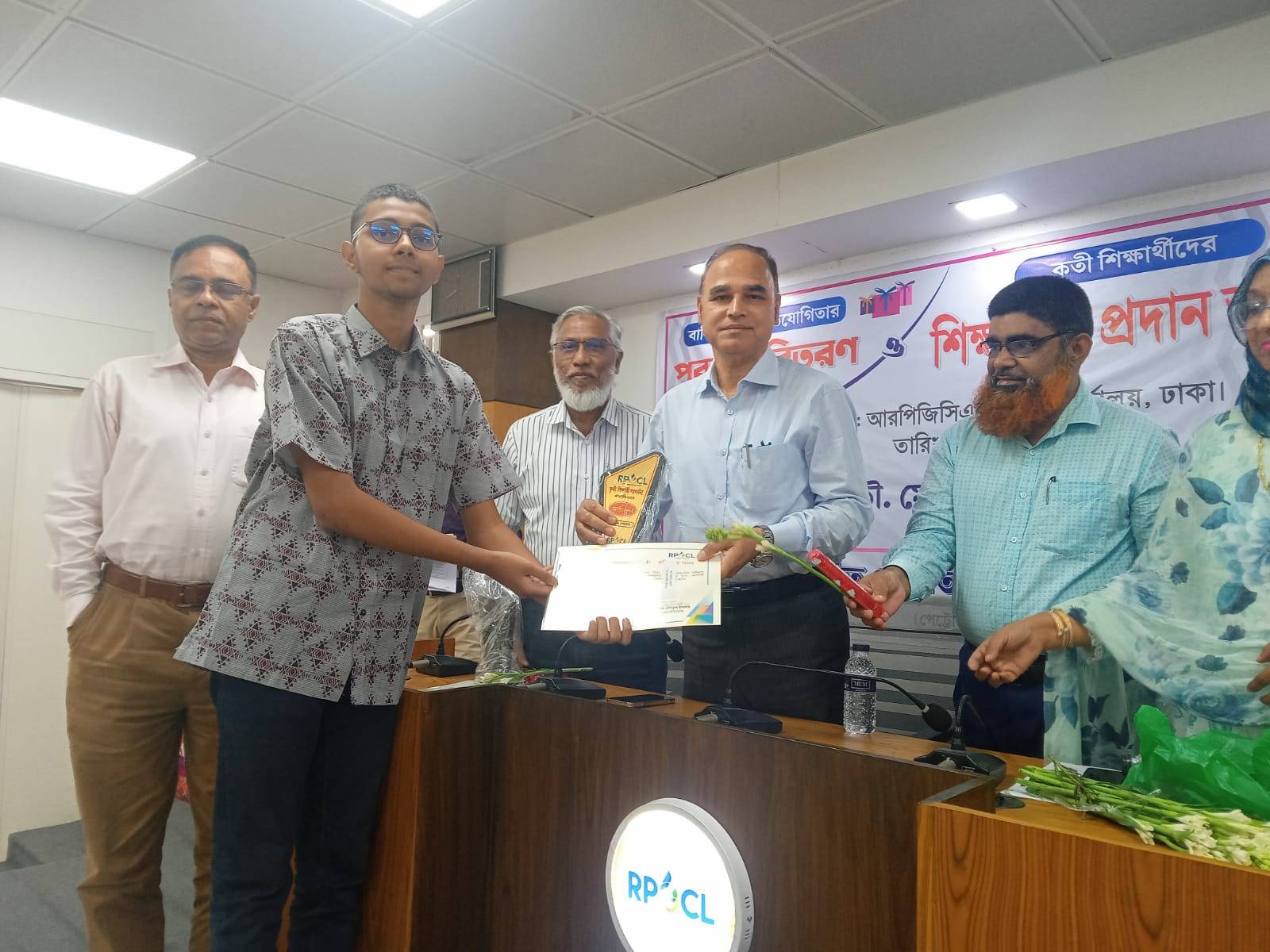 ২০২৩-২০২৪ অর্থবছরে কৃতি শিক্ষার্থীদের মাঝে শিক্ষা বৃত্তি প্রদান ।