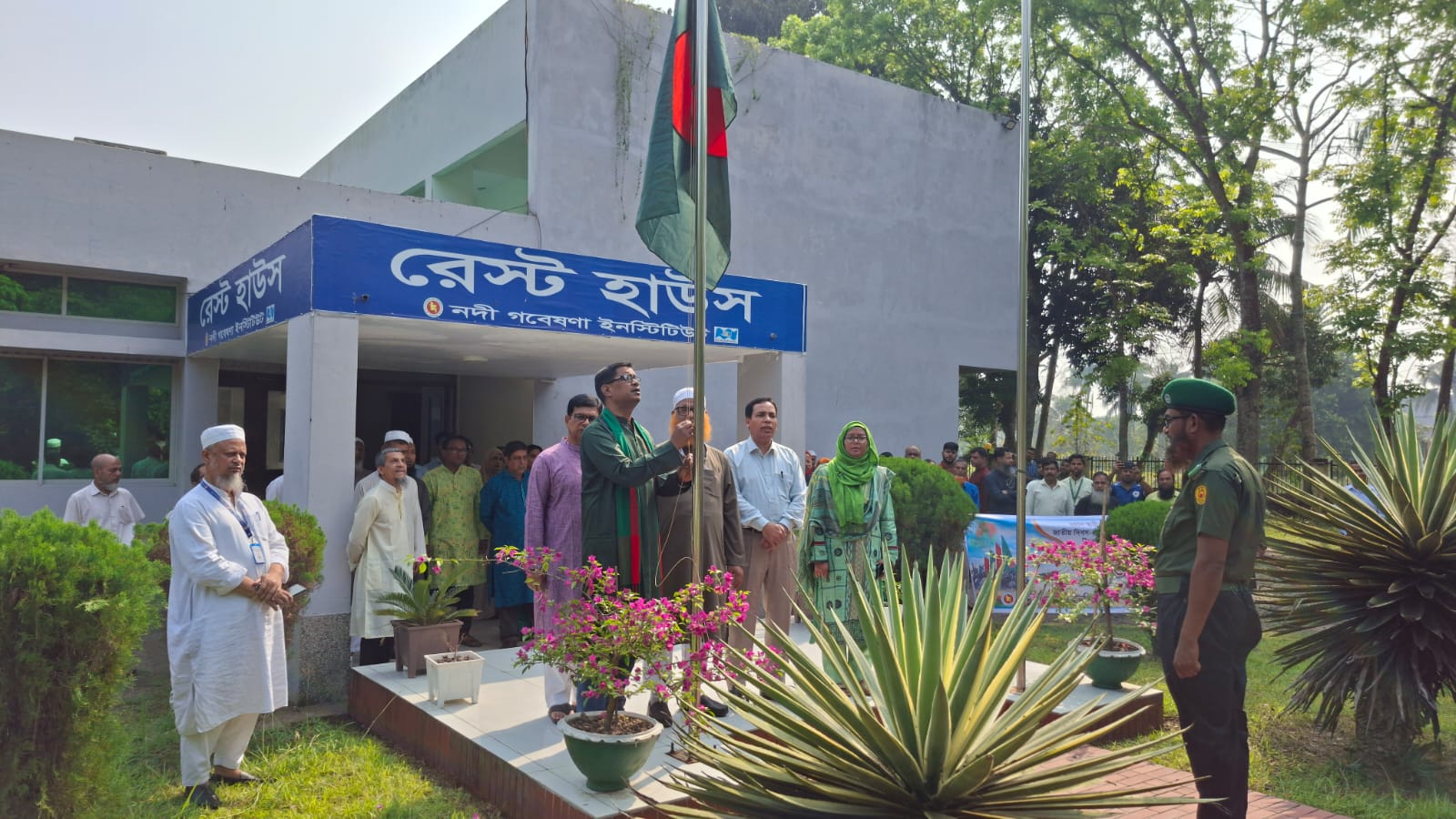 স্বাধীনতা দিবস উপলক্ষে পতাকা উত্তোলন