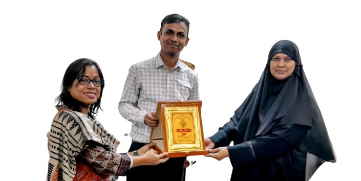 "একাডেমিতে প্রশিক্ষণ গ্রহণ শেষে মূল্যায়ন পরীক্ষায় প্রথম স্থান অধিকারী সম্মাননা প্রদান-রেক্টর মহোদয়ের পক্ষ থেকে