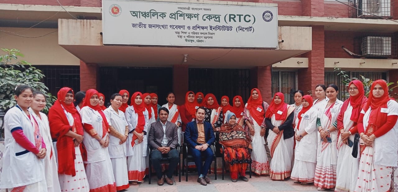 পরিবার কল্যাণ সহকারীদের সাথে কর্মকর্তাবৃন্দ