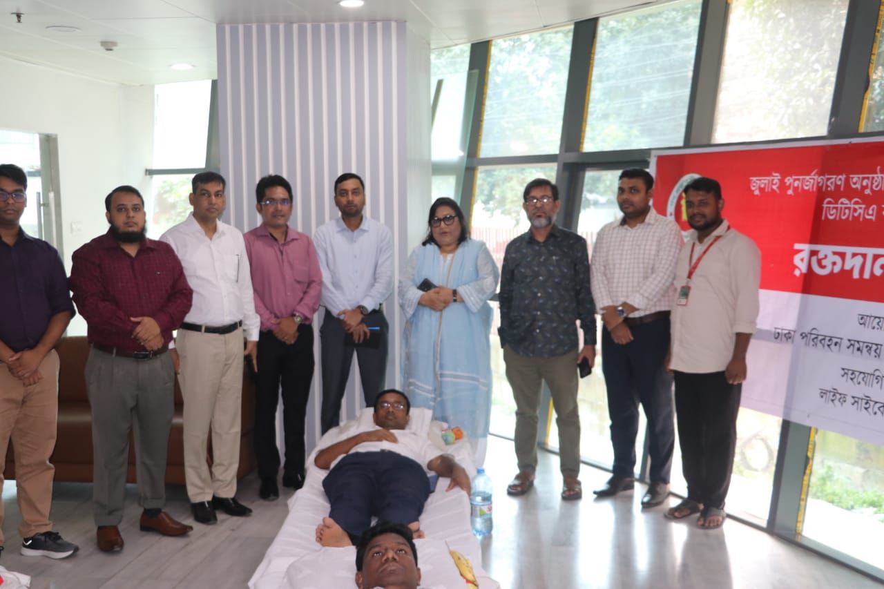 ৫ আগস্ট ২০২৫, জুলাই গণঅভ্যুত্থান দিবস-২০২৫ উপলক্ষে সড়ক পরিবহন ও মহাসড়ক বিভাগের উদ্যোগে  রক্তদান কর্মসূচি গ্রহণ করা হয় । উক্ত কর্মসূচিতে প্রধান উপদেষ্টার বিশেষ সহকারী জনাব শেখ মইনউদ্দিন,  এ বিভাগের সচিব জনাব  মোঃ এহছানুল হকসহ আওতাধীন দপ্তর/সংস্থার প্রধানগণসহ অন্যান্য কর্মকর্তাগণ উপস্থিত ছিলেন ।