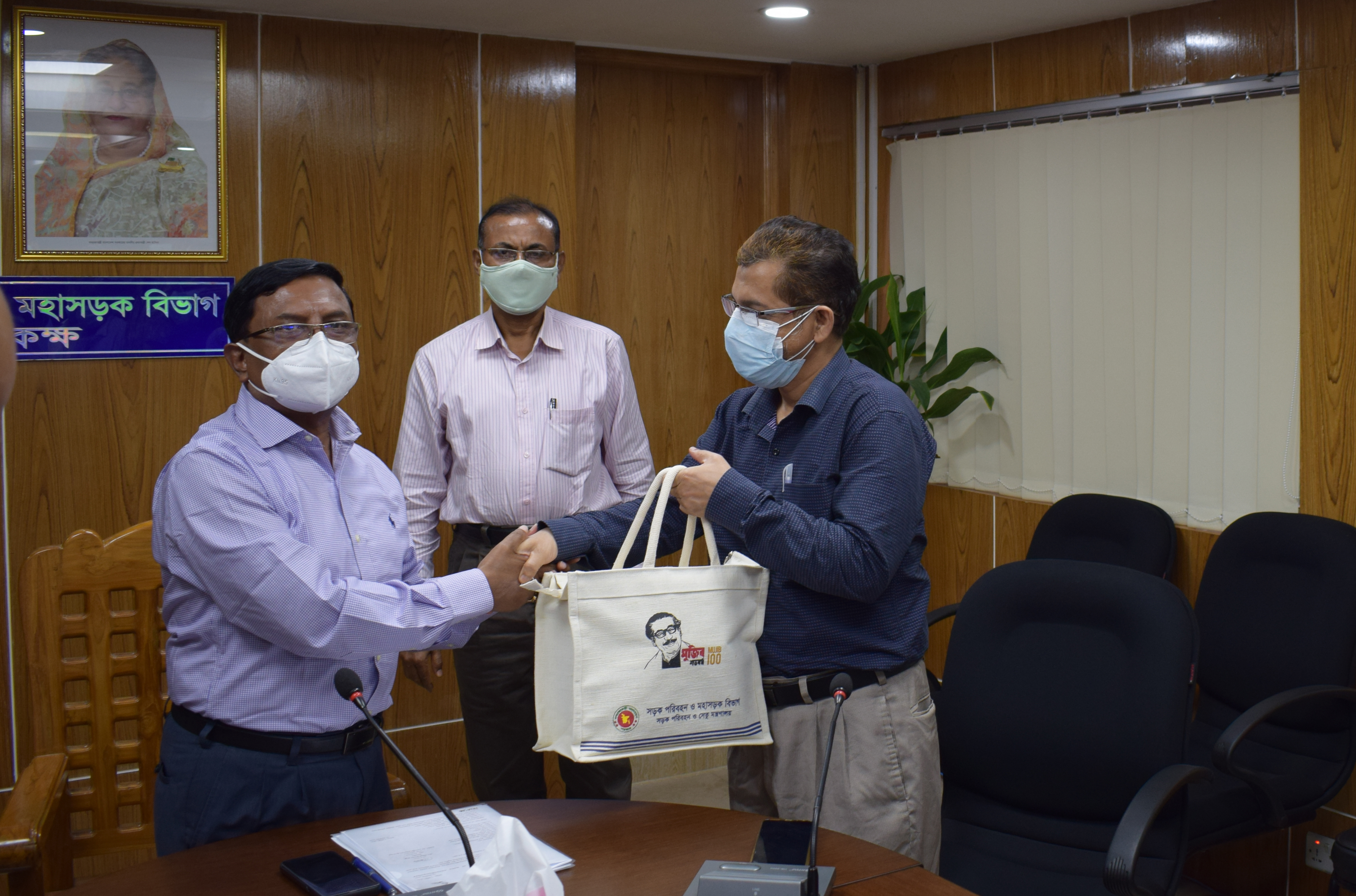 সড়ক পরিবহন ও মহাসড়ক বিভাগের সচিব মহোদয়ের উপস্থিতিতে জনাব মোহাম্মদ শফিকুল করিম, যুগ্মসচিবকে বিদায় সম্বর্ধনা প্রদান করা হয়