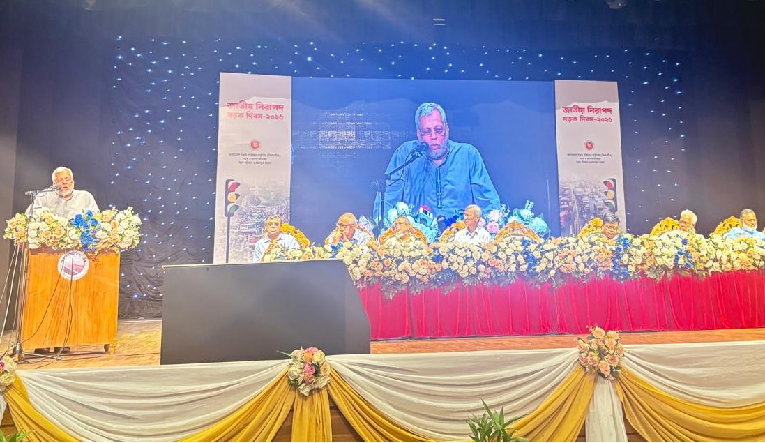 ২২ অক্টোবর ২০২৫ “মানসম্মত হেলমেট ও নিরাপদ গতি, কমবে জীবন ও সম্পদের ক্ষতি”  এই প্রতিপাদ্যে সড়ক পরিবহন ও মহাসড়ক বিভাগ কর্তৃক আয়োজিত জাতীয় নিরাপদ সড়ক দিবস-২০২৫ উদ্‌যাপন উপলক্ষ্যে আলোচনা সভা অনুষ্ঠিত হয়। অনুষ্ঠানে প্রধান অতিথি হিসেবে উপস্থিত ছিলেন সড়ক পরিবহন ও সেতু মন্ত্রণালয়ের উপদেষ্টা মুহাম্মদ ফাওজুল কবির খান। বিশেষ অতিথি হিসেবে উপস্থিত ছিলেন মোঃ খোদা বকস চৌধুরী, মাননীয় প্রধান উপদেষ্টার বিশেষ সহকারী, স্বরাষ্ট্র মন্ত্রণালয়।