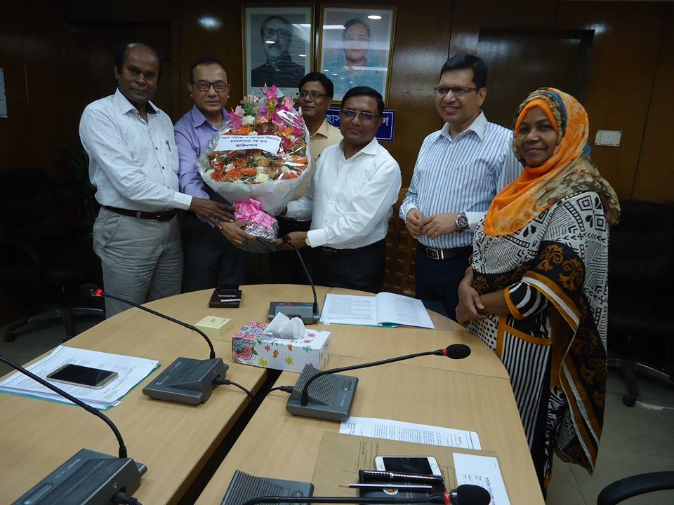 সড়ক পরিবহন ও মহাসড়ক বিভাগের সচিব জনাব মো: নজরুল ইসলাম এর চাকুরির মেয়াদ দুই বছর বৃদ্ধিতে মন্ত্রণালয়ের কর্মকর্তাগণের অভিনন্দন জ্ঞাপন ।