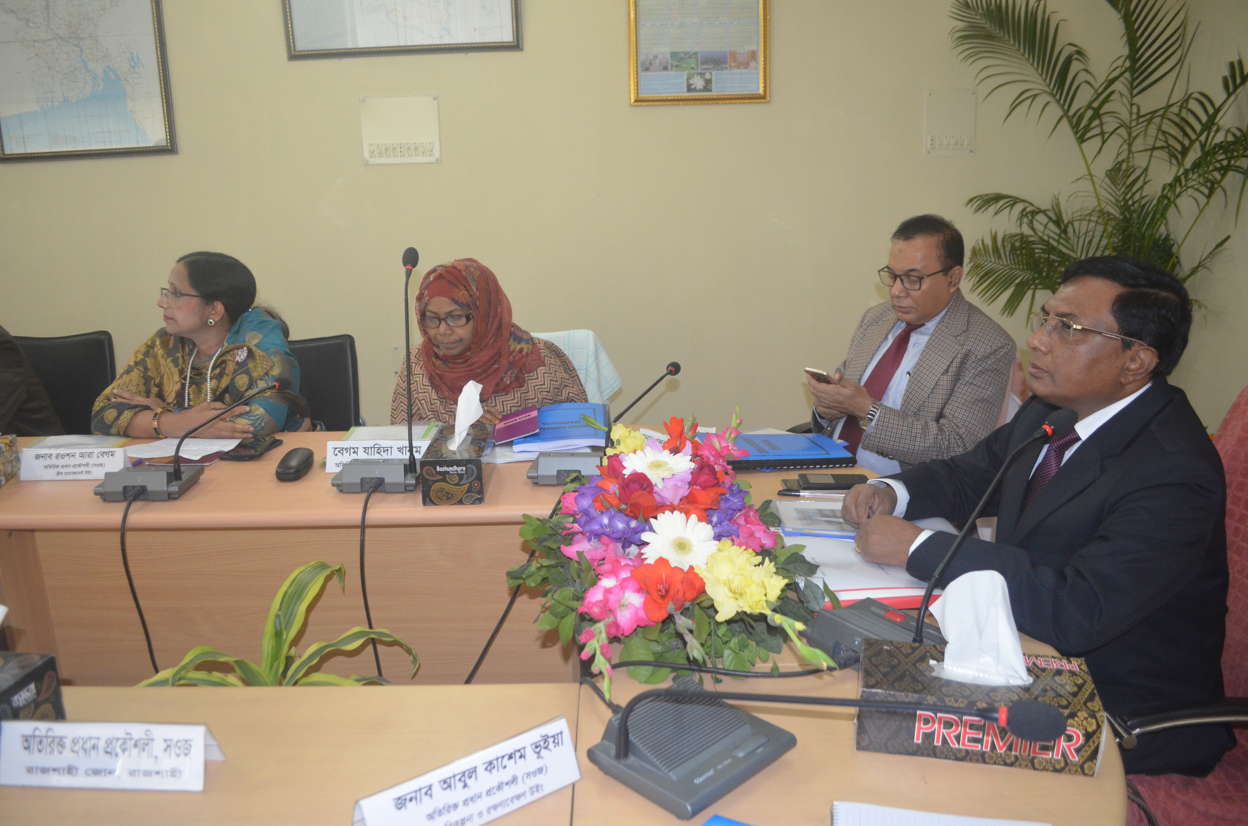 ১৬ ফেব্রুয়ারি ২০১৮ তারিখে সড়ক পরিবহন ও মহাসড়ক বিভাগের সচিব জনাব মো: নজরুল ইসলাম এর সভাপতিত্বে সড়ক ও জনপথ অধিদপ্তরের রাজশাহী জোনের জোনাল পর্যালোচনা সভা অনুষ্ঠিত হয় ।