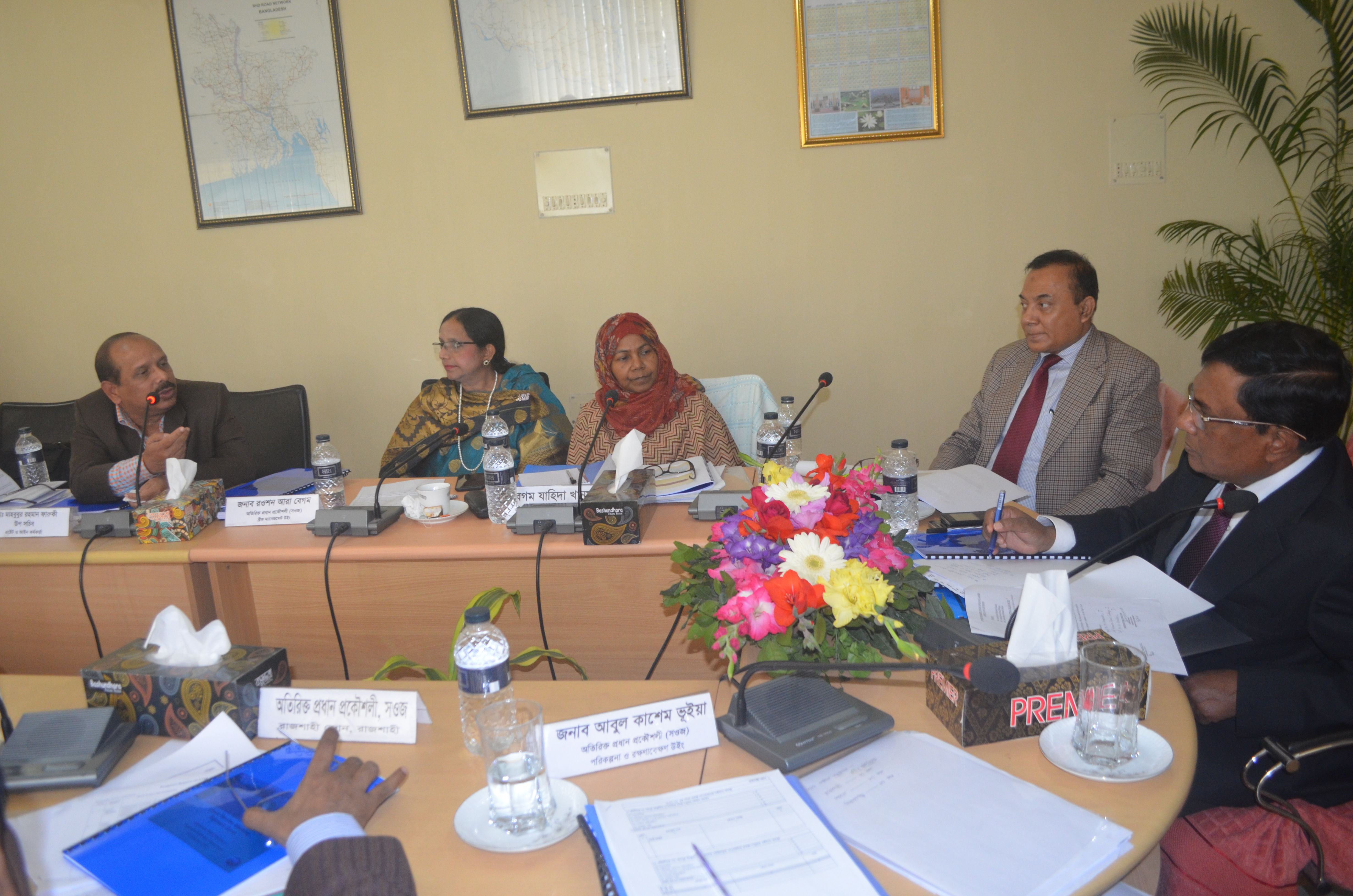 ১৬ ফেব্রুয়ারি ২০১৮ তারিখে সড়ক পরিবহন ও মহাসড়ক বিভাগের সচিব জনাব মো: নজরুল ইসলাম এর সভাপতিত্বে সড়ক ও জনপথ অধিদপ্তরের রাজশাহী জোনের জোনাল পর্যালোচনা সভা অনুষ্ঠিত হয় ।