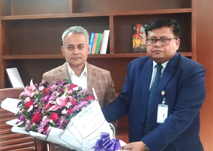 ১৮ ফেব্রুয়ারি,২০২৬ নবনিযুক্ত মাননীয় মন্ত্রী শেখ রবিউল আলম,সড়ক পরিবহন ও সেতু মন্ত্রণালয়-কে ফুলের তোড়া দিয়ে শুভেচ্ছা জানান সড়ক পরিবহন ও মহাসড়ক বিভাগের সচিব ড. মোহাম্মদ জিয়াউল হক