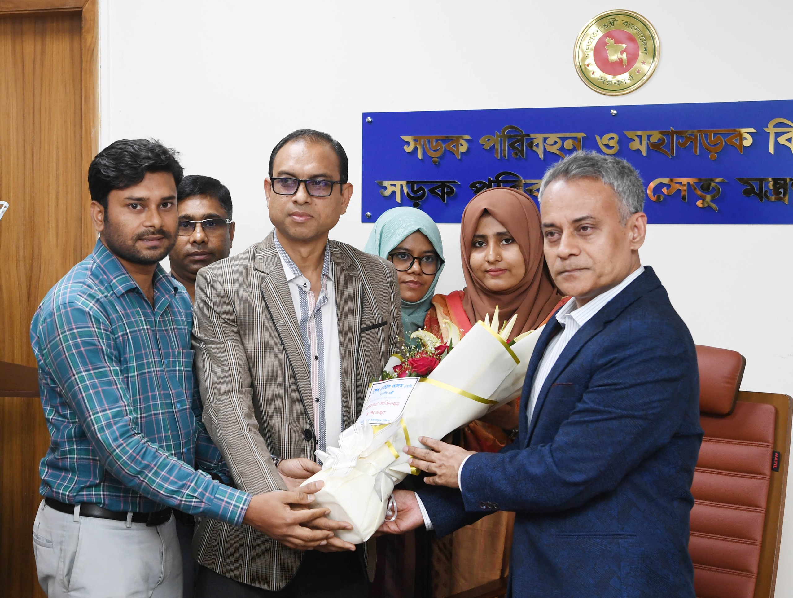 ১৯ ফেব্রুয়ারি,২০২৬ নবনিযুক্ত মাননীয় মন্ত্রী শেখ রবিউল আলম,সড়ক পরিবহন ও সেতু মন্ত্রণালয়-কে মন্ত্রণালয়ের সর্বস্তরের কর্মকর্তা-কর্মচারীর পক্ষে থেকে ফুলেল শুভেচ্ছা জানানো হয় ।