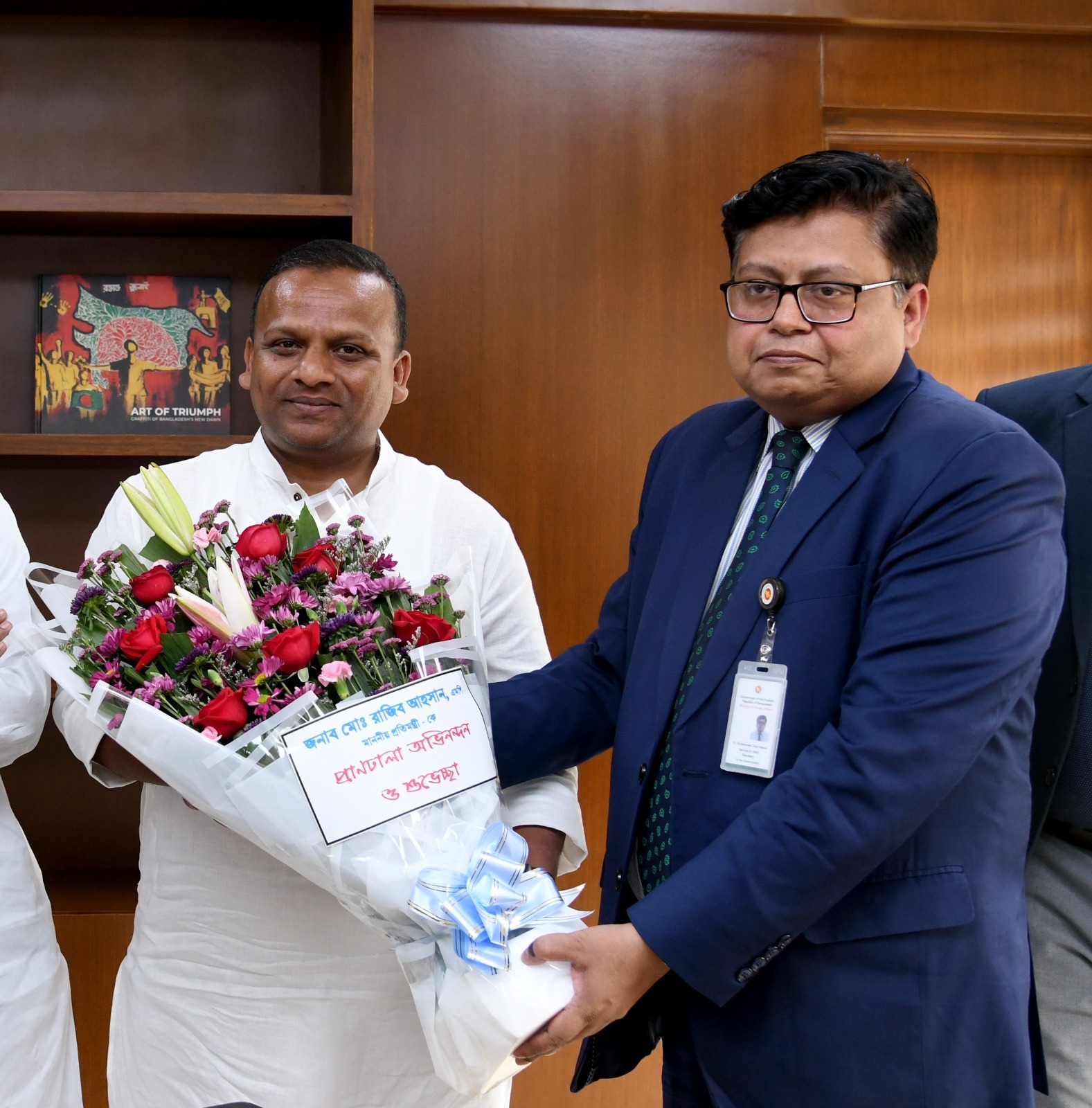 ১৮ ফেব্রুয়ারি,২০২৬ নবনিযুক্ত মাননীয় প্রতিমন্ত্রী মোঃ রাজিব আহসান,সড়ক পরিবহন ও সেতু মন্ত্রণালয়-কে ফুলের তোড়া দিয়ে শুভেচ্ছা জানান সড়ক পরিবহন ও মহাসড়ক বিভাগের সচিব ড. মোহাম্মদ জিয়াউল হক