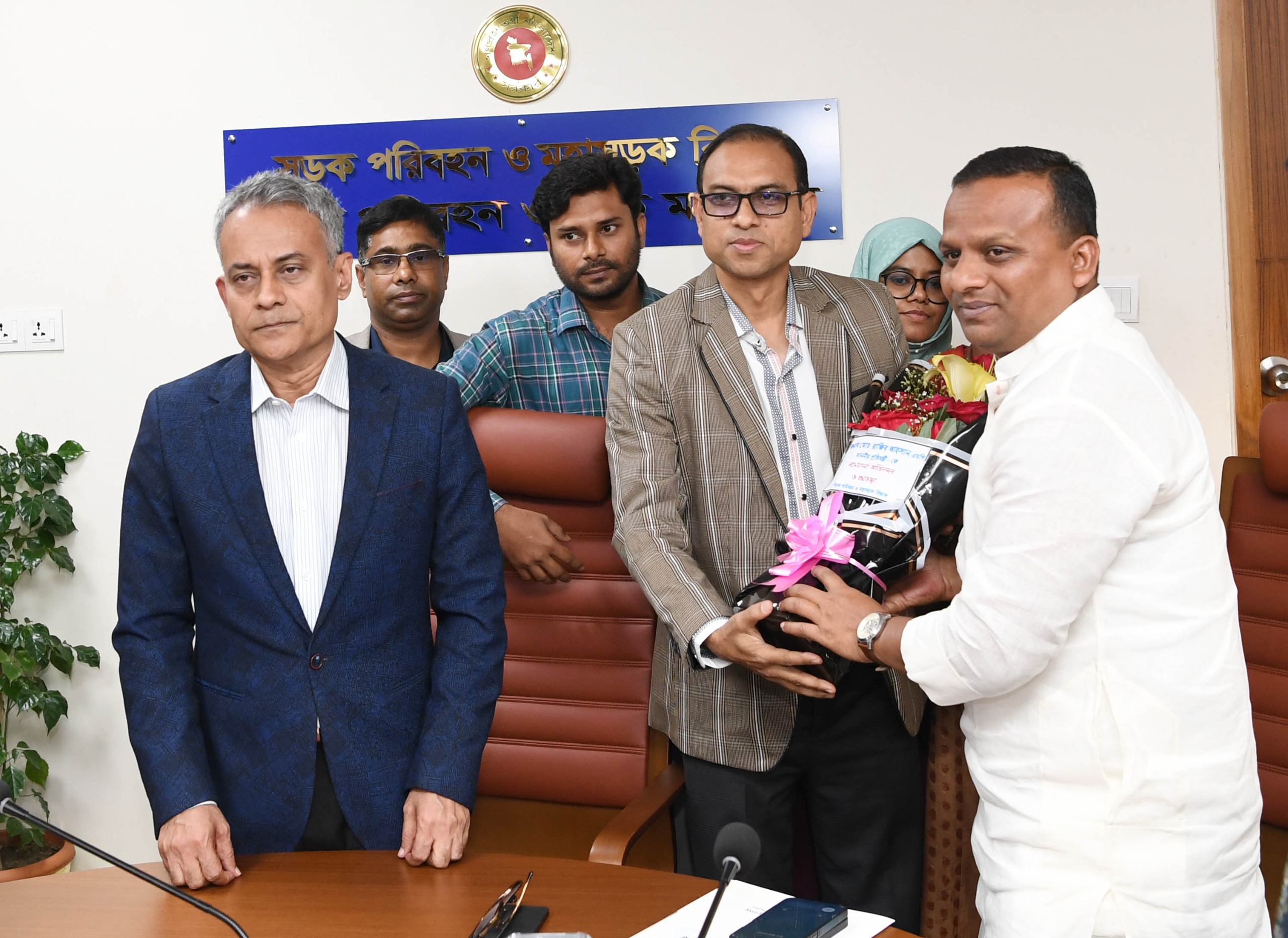 ১৯ ফেব্রুয়ারি,২০২৬ নবনিযুক্ত মাননীয় প্রতিমন্ত্রী মোঃ রাজিব আহসান,সড়ক পরিবহন ও সেতু মন্ত্রণালয়-কে মন্ত্রণালয়ের সর্বস্তরের কর্মকর্তা-কর্মচারীর পক্ষে থেকে ফুলেল শুভেচ্ছা জানানো হয় ।