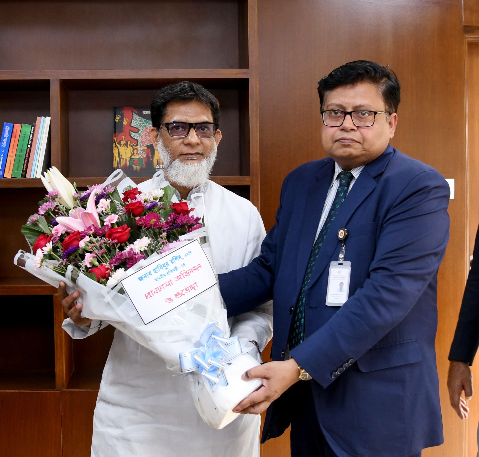 ১৮ ফেব্রুয়ারি,২০২৬ নবনিযুক্ত মাননীয় প্রতিমন্ত্রী হাবিবুর রশিদ,সড়ক পরিবহন ও সেতু মন্ত্রণালয়-কে ফুলের তোড়া দিয়ে শুভেচ্ছা জানান সড়ক পরিবহন ও মহাসড়ক বিভাগের সচিব ড. মোহাম্মদ জিয়াউল হক