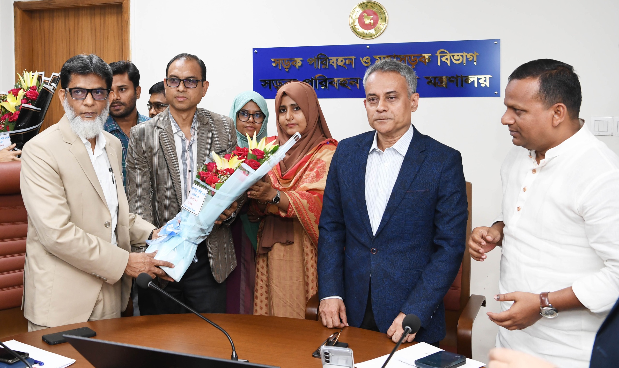 ১৯ ফেব্রুয়ারি,২০২৬ নবনিযুক্ত মাননীয় প্রতিমন্ত্রী হাবিবুর রশিদ,সড়ক পরিবহন ও সেতু মন্ত্রণালয়-কে মন্ত্রণালয়ের সর্বস্তরের কর্মকর্তা-কর্মচারীর পক্ষে থেকে ফুলেল শুভেচ্ছা জানানো হয় ।