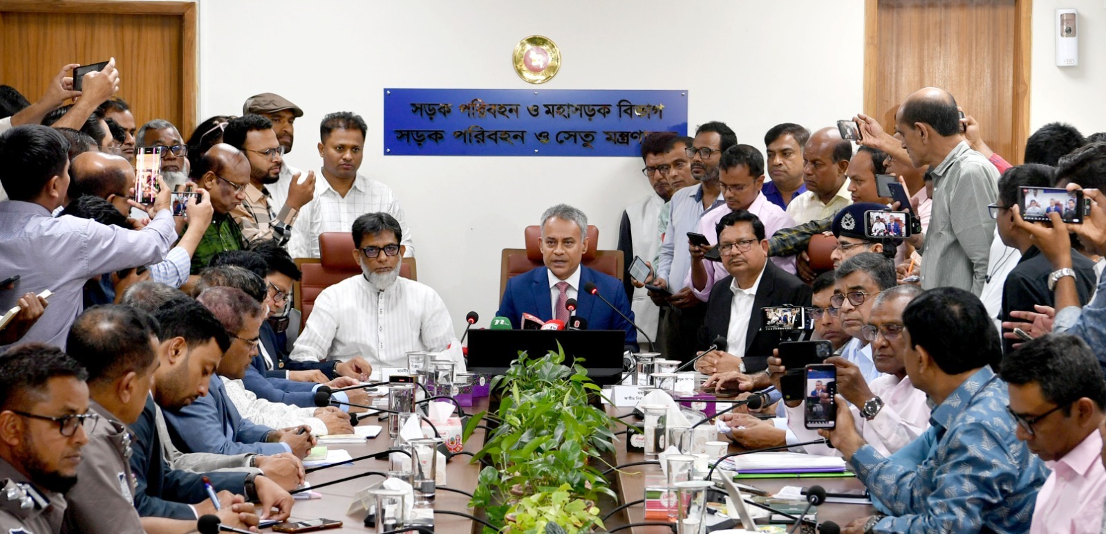 ২৯-০৩-২০২৬ তারিখ দেশব্যাপী সড়ক দুর্ঘটনা রোধ ও সড়কে সার্বিক নিরাপত্তা বৃদ্ধি এবং সরকারের কার্যক্রম আরো জোরদার করতে সাংবাদিকদের সাথে মতবিনিময় করেন সড়ক পরিবহন ও সেতু, রেলপথ এবং নৌপরিবহন মন্ত্রণালয়ের দায়িত্বপ্রাপ্ত মন্ত্রী শেখ রবিউল আলম, এমপি।