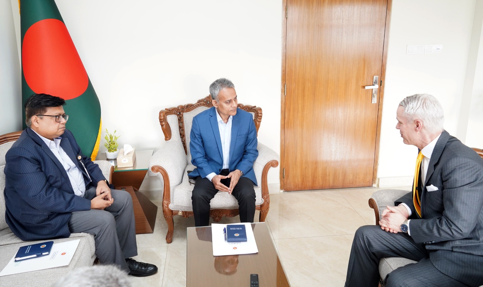 ০৮-০৩-২০২৬ তারিখ সড়ক পরিবহন ও সেতু, রেলপথ এবং নৌ পরিবহন মন্ত্রণালয়ের দায়িত্বপ্রাপ্ত মন্ত্রী শেখ রবিউল আলম এমপি’র সঙ্গে সৌজন্য সাক্ষাৎ করেছেন বাংলাদেশে নিযুক্ত সুইজারল্যান্ডের রাষ্ট্রদূত রেতো রেংগলি।