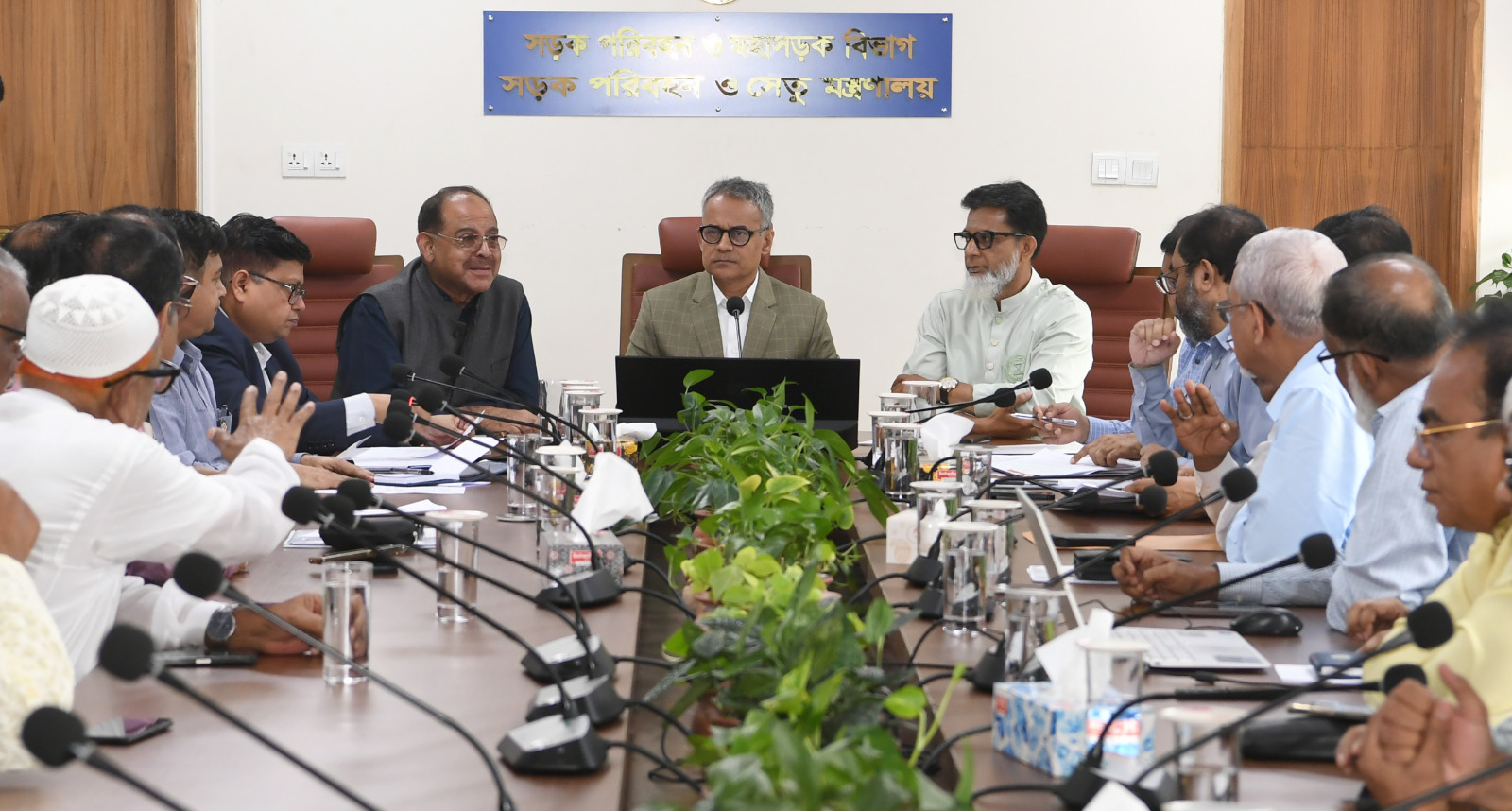 সড়ক পরিবহন ও সেতু মন্ত্রী শেখ রবিউল আলম এমপি সচিবালয়ে জ্বালানি তেলের মূল্য বৃদ্ধিজনিত কারণে যানবাহনের ভাড়া বিষয়ক পর্যালোচনা সভা শেষে সাংবাদিকদের ব্রিফ করেন (২৩ এপ্রিল ২০২৬)