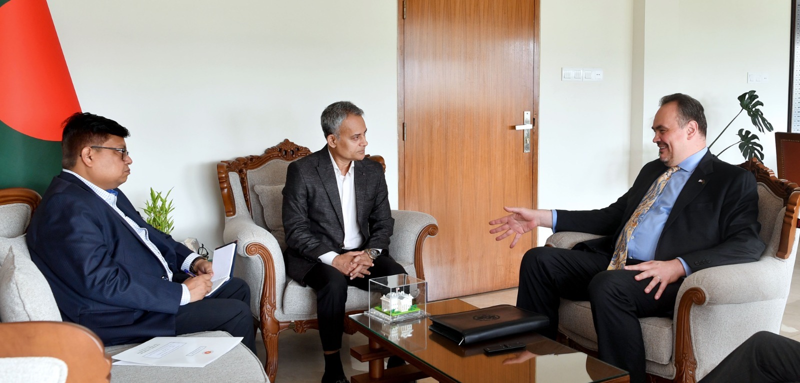 সড়ক পরিবহন ও সেতু, রেলপথ এবং নৌপরিবহন মন্ত্রী শেখ রবিউল আলম এমপি’র সঙ্গে বাংলাদেশে নিযুক্ত মার্কিন রাষ্ট্রদূত ব্রেন্ট টি. ক্রিস্টেনসেন সৌজন্য সাক্ষাৎ করেন (১২-০৪-২০২৬)