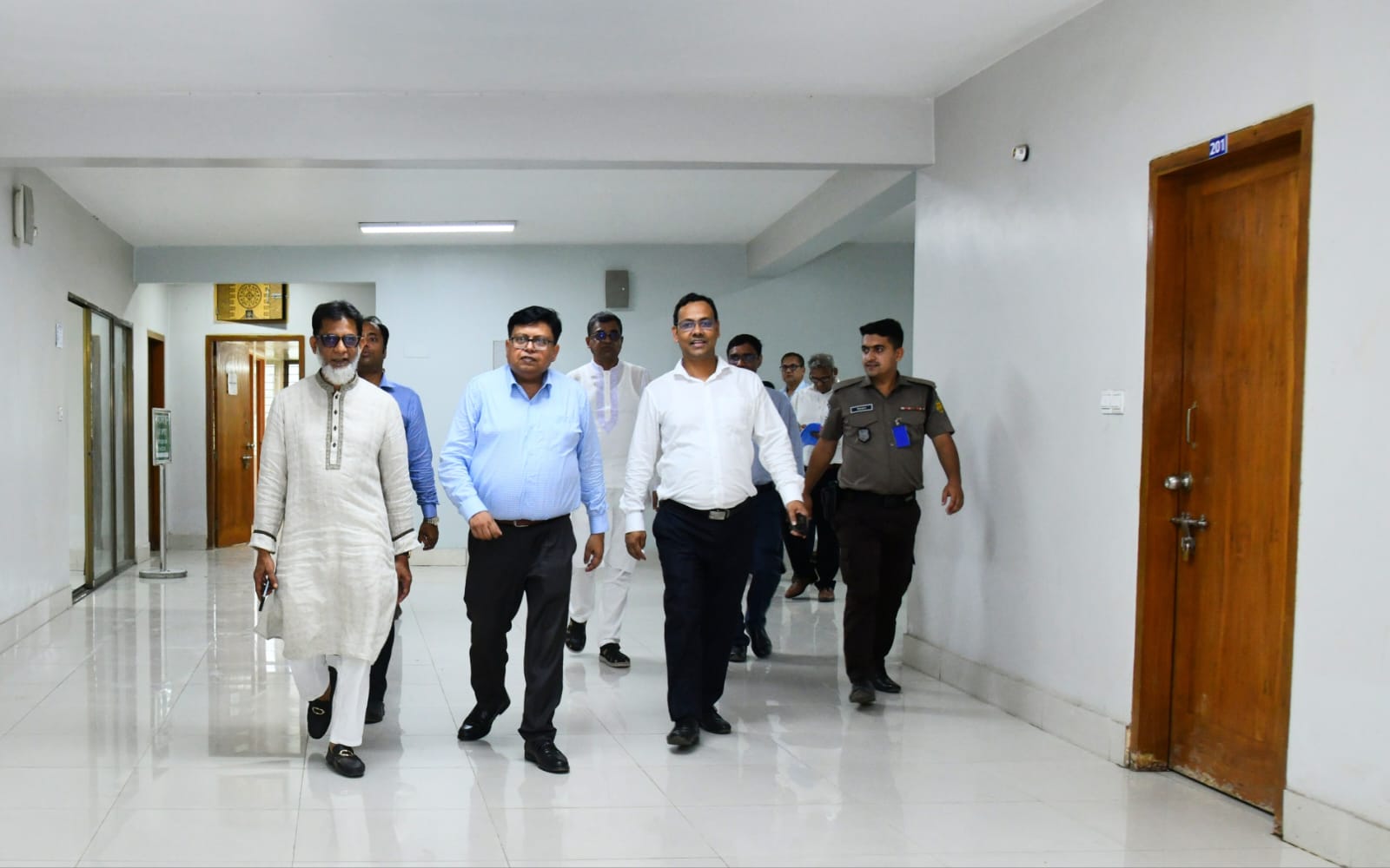 ২২ মে, ২৬ সড়ক পরিবহন ও মহাসড়ক বিভাগ এবং রেলপথ মন্ত্রণালয়ের প্রতিমন্ত্রী হাবিবুর রশিদ কুমিল্লার নিমসারে পণ্যবাহী গাড়ি চালকদের জন্য নবনির্মিত পার্কিং সুবিধা সম্বলিত বিশ্রামাগার পরিদর্শন করেন। এ সময় এ বিভাগের সচিব জনাব ড.মোহাম্মদ জিয়াউল হক উপস্থিত ছিলেন।