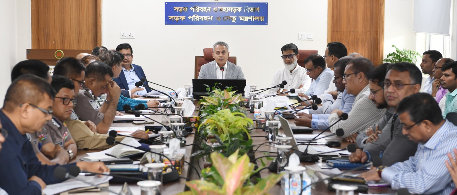 পবিত্র ঈদ-উল-আযহা ২০২৬ উপলক্ষ্যে সড়ক/মহাসড়ক,সেতু ও রেলপথে যাত্রীদের যাতায়াত নিরাপদ ও নির্বিঘ্ন করার লক্ষ্যে ১১ মে,২০২৬ খ্রি সড়ক পরিবহন ও সেতু মন্ত্রণালয়ের মাননীয় মন্ত্রী শেখ রবিউল আলম এমপির সভাপতিত্বে প্রস্তুরতমূলক সভা অনুষ্ঠিত হয়।