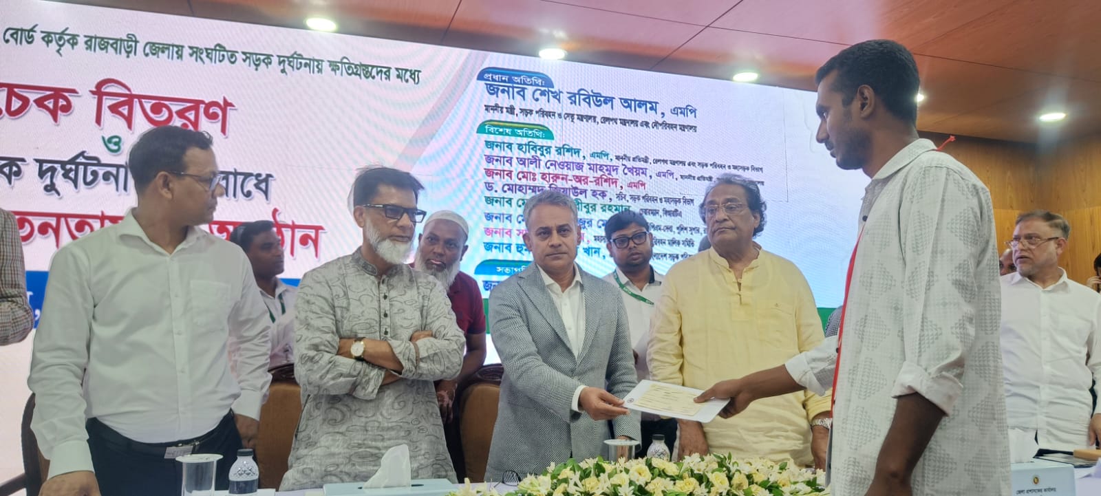 ১৭ মে ২০২৬ রাজবাড়ীতে সড়ক দুর্ঘটনায় ক্ষতিগ্রস্তদের মাঝে চেক বিতরণ ও সচেতনতামূলক অনুষ্ঠানে প্রধান অতিথি ছিলেন সড়ক পরিবহন ও সেতু মন্ত্রণালয়ের মাননীয় মন্ত্রী জনাব শেখ রবিউল আলম এমপি।