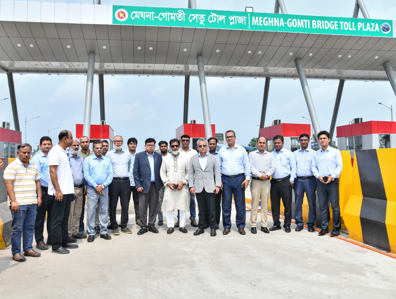 আসন্ন ঈদ-উল-আযহা-২০২৬ উপলক্ষ্যে জনসাধারণের যাত্রাকে নিরাপদ,স্বস্তিদায়ক ও নির্বিঘ্ন করতে মেঘনা-গোমতী সেতু টোল প্লাজা (দাউদকান্দি টোল প্লাজা) পরিদর্শন করেন সড়ক পরিবহন ও সেতু,রেলপথ এবং নৌপরিবহন মন্ত্রী শেখ রবিউল আলম এমপি। (২২-০৫-২৬))