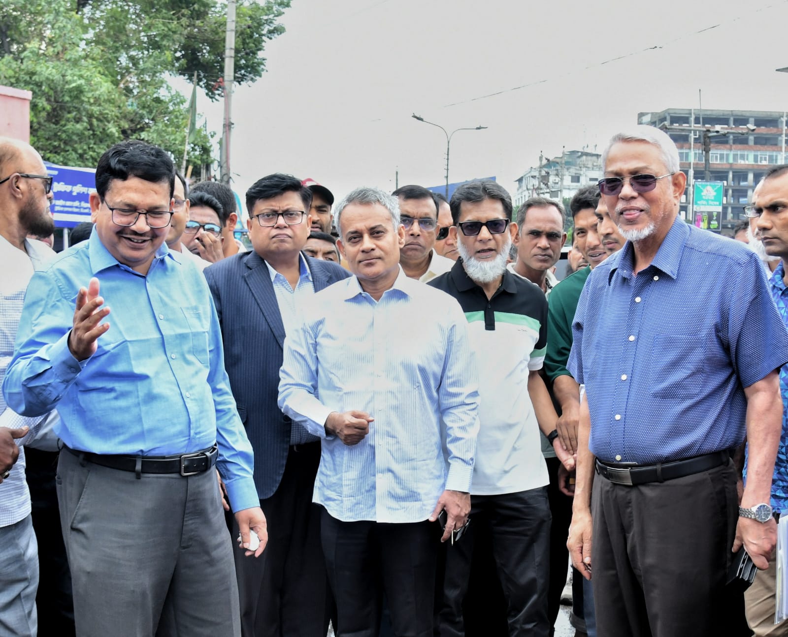 সড়ক পরিবহন ও সেতু, রেলপথ এবং নৌপরিবহন মন্ত্রী শেখ রবিউল আলম এমপি ঈদুল আযহা উপলক্ষ্যে যানজট, সড়ক দুর্ঘটনা ও অতিরিক্ত ভাড়া নিরসনে মহাখালী বাস টার্মিনাল পরিদর্শন করেন। (মঙ্গলবার, ২৭ মে ২০২৬)