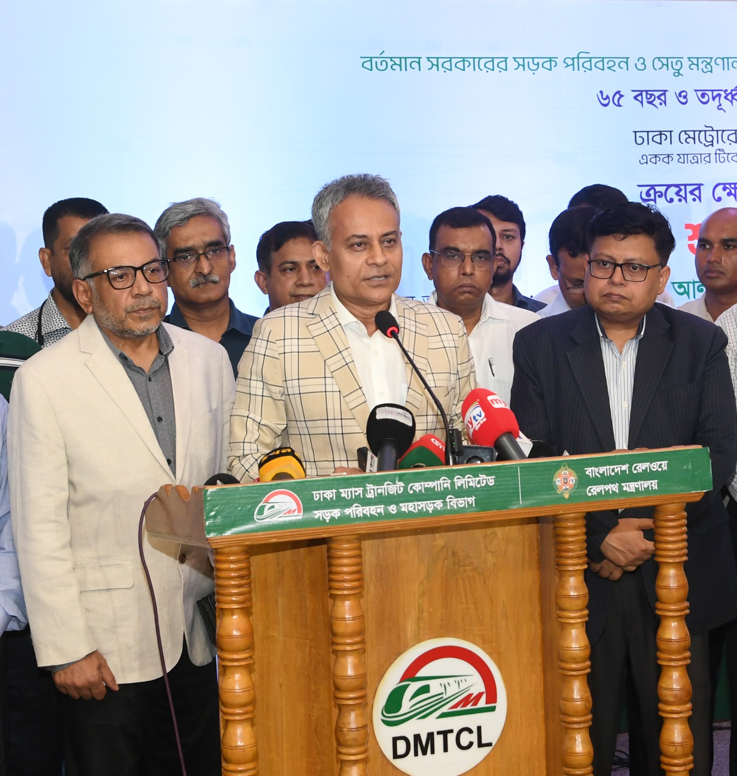 ২৫ মে ২০২৬ খ্রি ফার্মগেট মেট্রোরেল স্টেশনে প্রবীণ ও শারীরিক প্রতিবন্ধী যাত্রীদের জন্য মেট্রোরেল ভ্রমণে ভাড়ার ওপর ২৫ শতাংশ ছাড় কার্যক্রমের উদ্বোধন করেন সড়ক পরিবহন ও সেতু, রেলপথ এবং নৌপরিবহন মন্ত্রী শেখ রবিউল আলম এমপি।