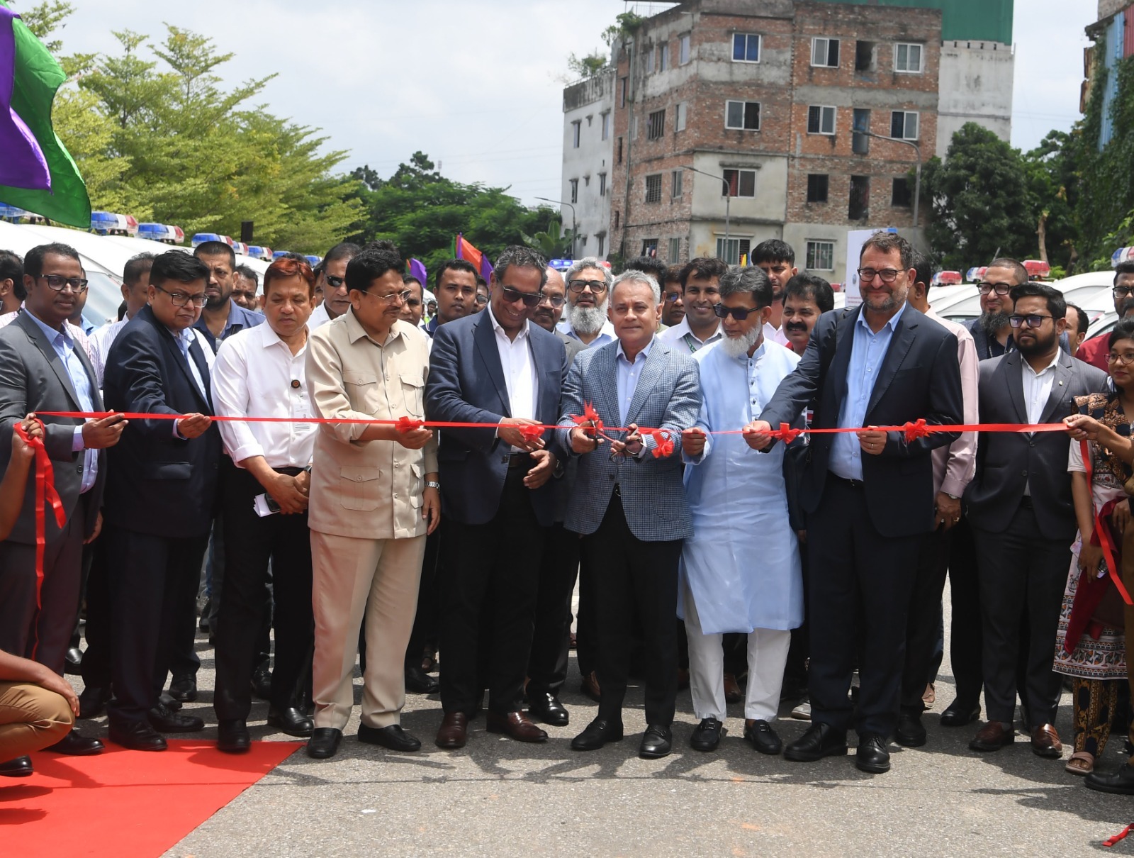 রাজধানীর সড়ক ভবনে সড়ক দুর্ঘটনা-পরবর্তী চিকিৎসা সেবা ও হাইওয়ে টহল এর জন্য ৬০টি বেসিক লাইফ সাপোর্ট অ্যাম্বুলেন্স, ৪০টি মোটরসাইকেল অ্যাম্বুলেন্স এবং ৮০টি হাইওয়ে প্যাট্রোল মোটরসাইকেল উদ্বোধন করেন সড়ক পরিবহন ও সেতু মন্ত্রণালয়ের মন্ত্রী জনাব শেখ রবিউল আলম ।