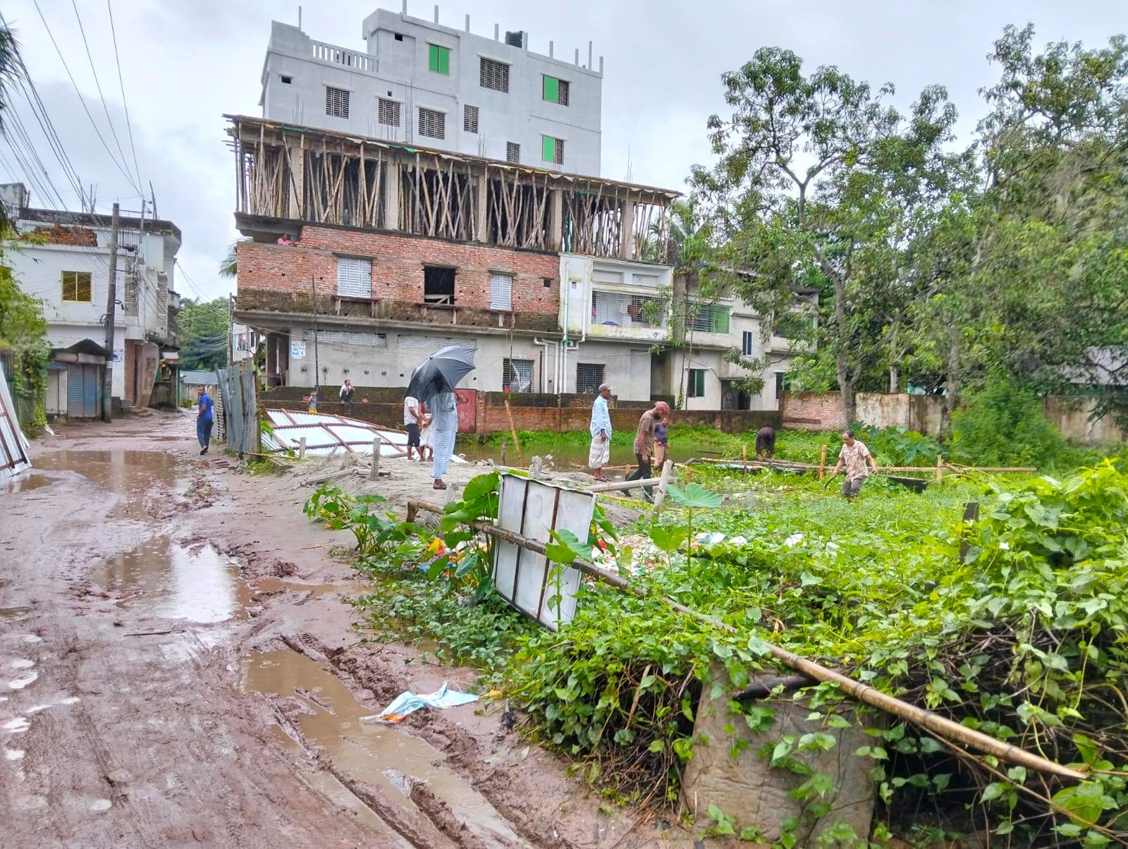 লক্ষ্মীপুর সদর উপজেলাধীন বাঞ্চানগর মৌজায় ইয়ামাহা শোরুমের পিছনে ৪ শতক জায়গায় অবৈধভাবে নির্মিত ২ টি স্থাপনা জেলা প্রশাসক লক্ষ্মীপুর মহোদয়ের নির্দেশে উচ্ছেদ করেন পৌর ভূমি অফিস, লক্ষ্মীপুর সদর। জনস্বার্থে অভিযান পরিচালনা অব্যাহত থাকবে।