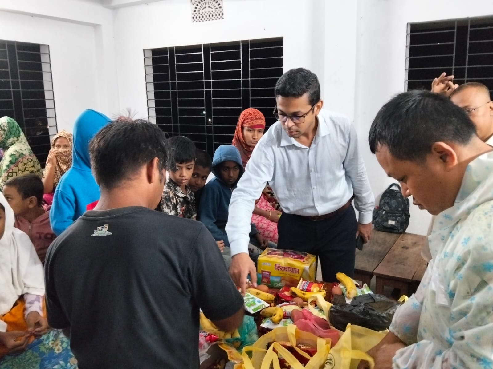 ওমদা মিয়া হিল পৌর জুনিয়র উচ্চ বিদ্যালয় কেন্দ্রে শিশু খাদ্য বিতরণ করা হয়েছে।