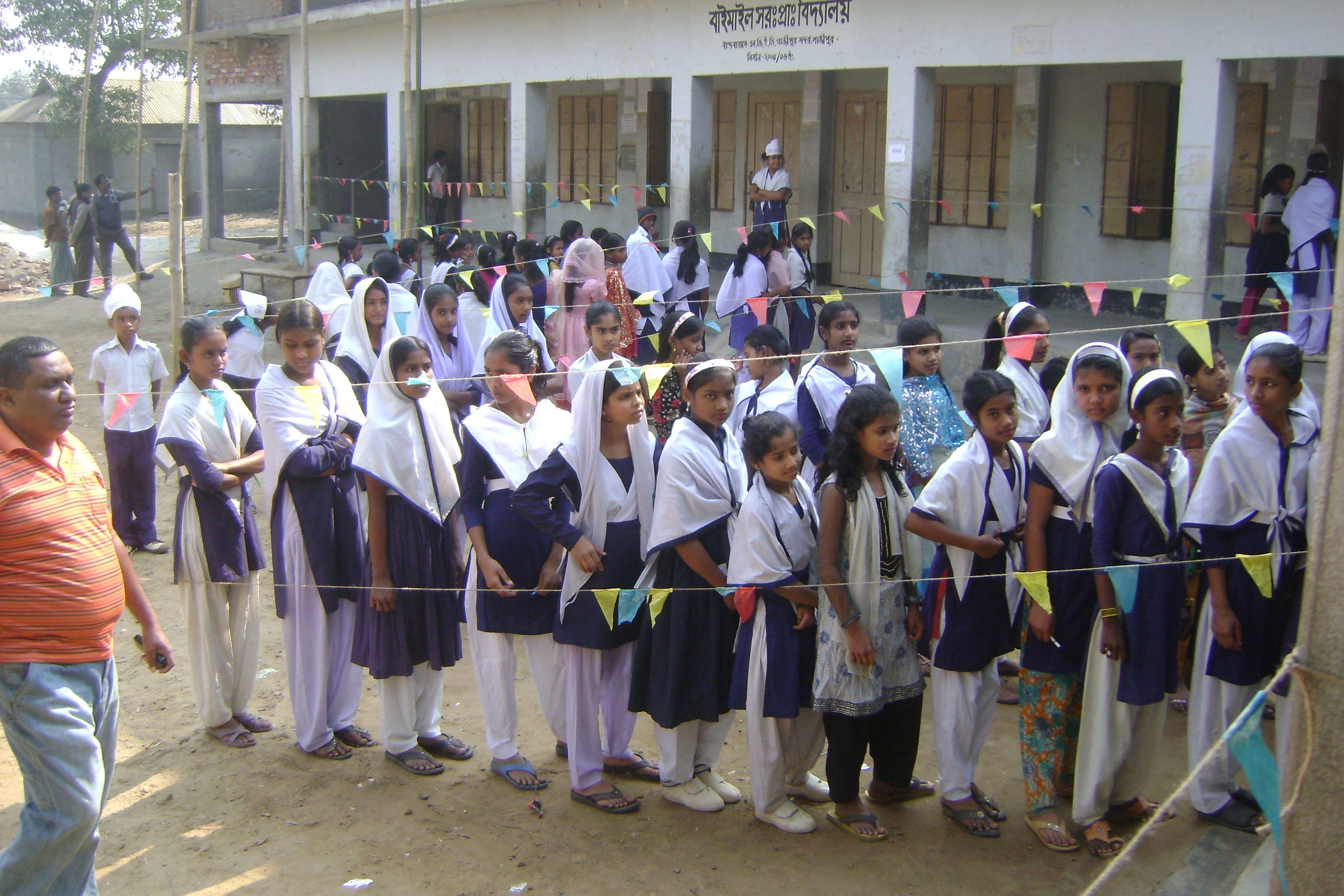 ছাত্র স্ংসদ নির্বাচনে ভোটদানের জন্য দীর্ঘ লাইন