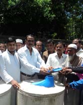 গরিব দুস্থদের মাঝে স্বাস্থ্যসম্মত স্যানিটেশন বিতরণ কালে অত্র ইউনিয়ন পরিষদের চেয়ারম্যান ও সদস্য বৃন্দ