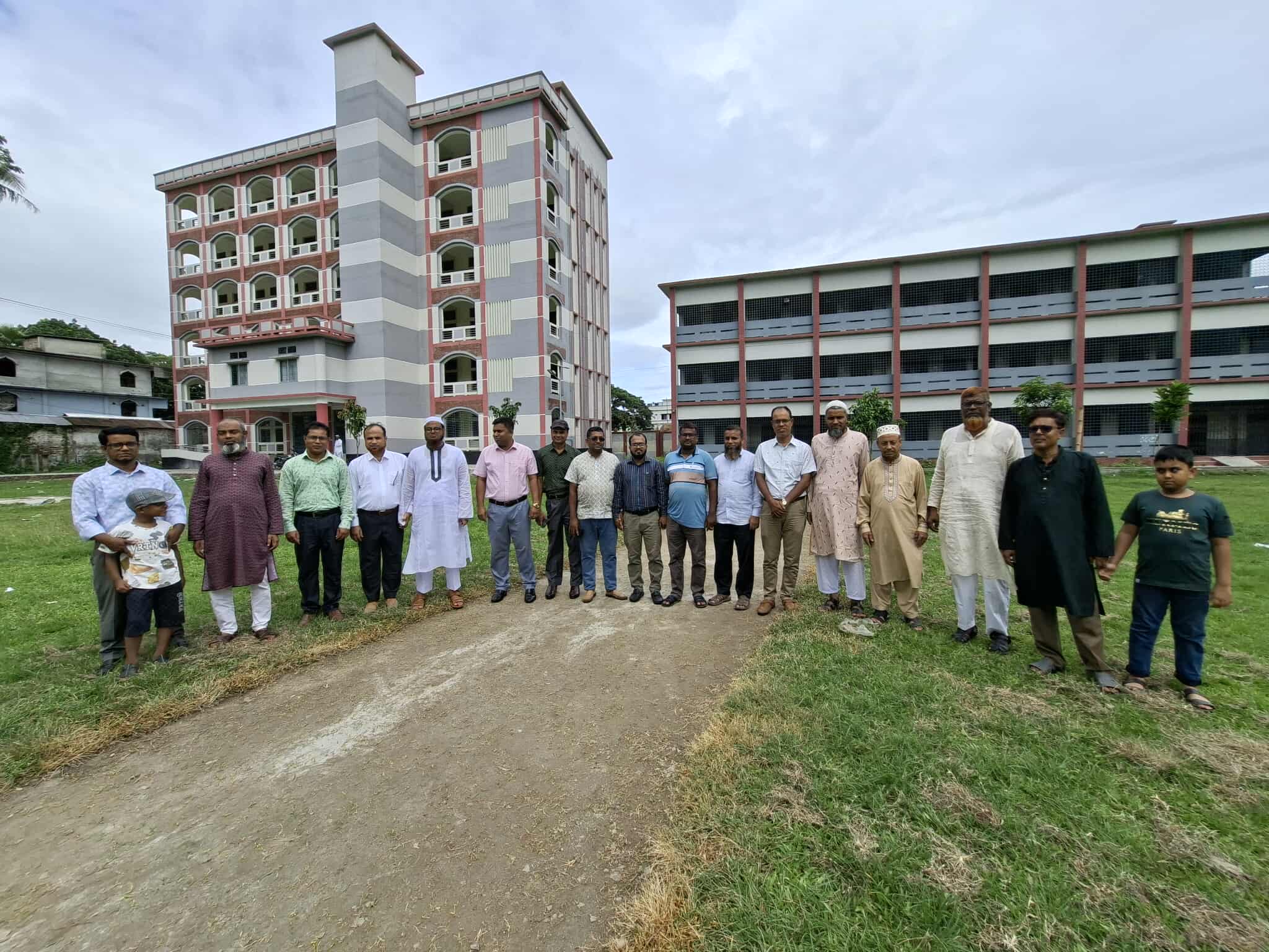 শিক্ষকদের একাংশ একাডেমিক ভবনের সামনে
