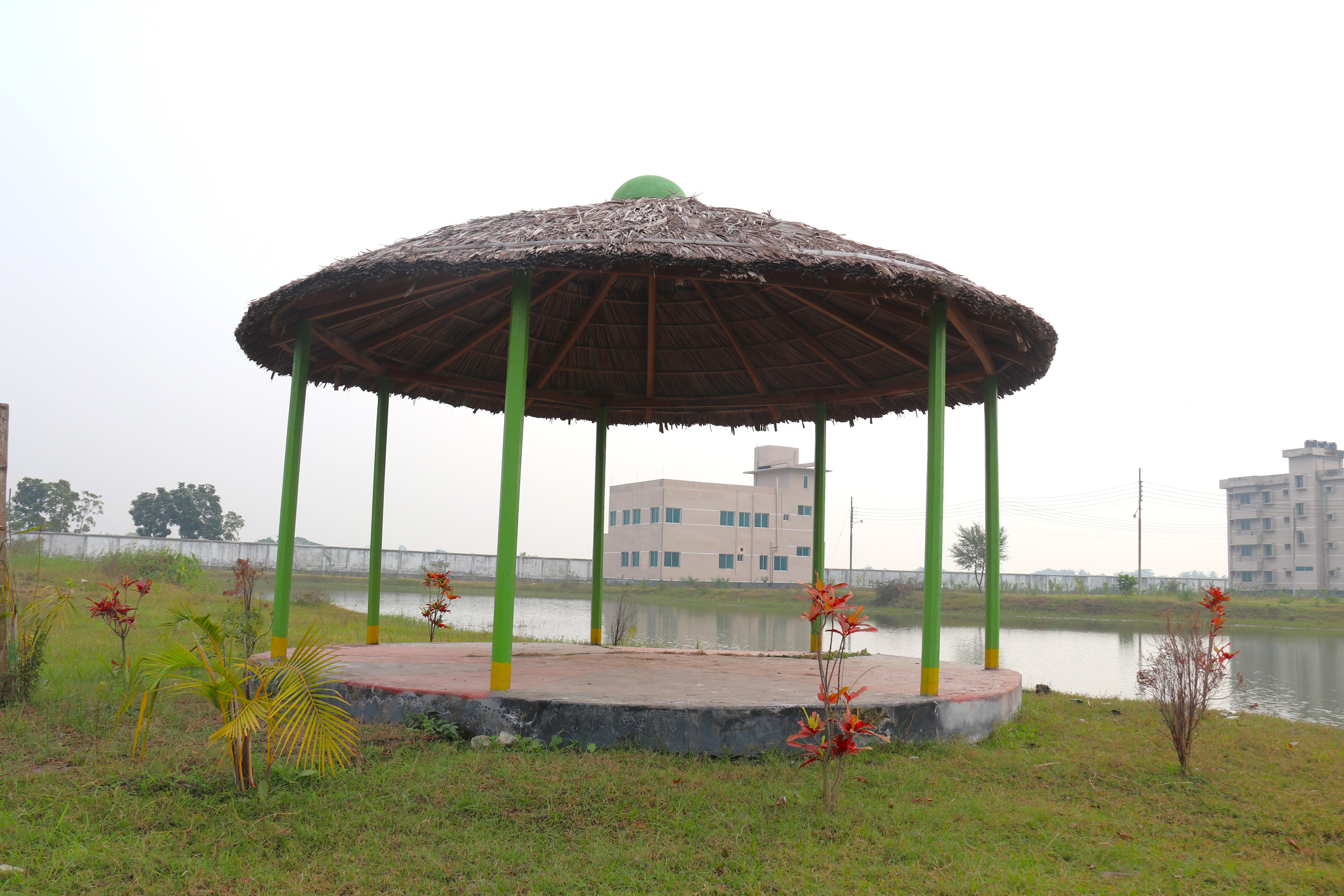 লেকের পাশে কুড়েঘর