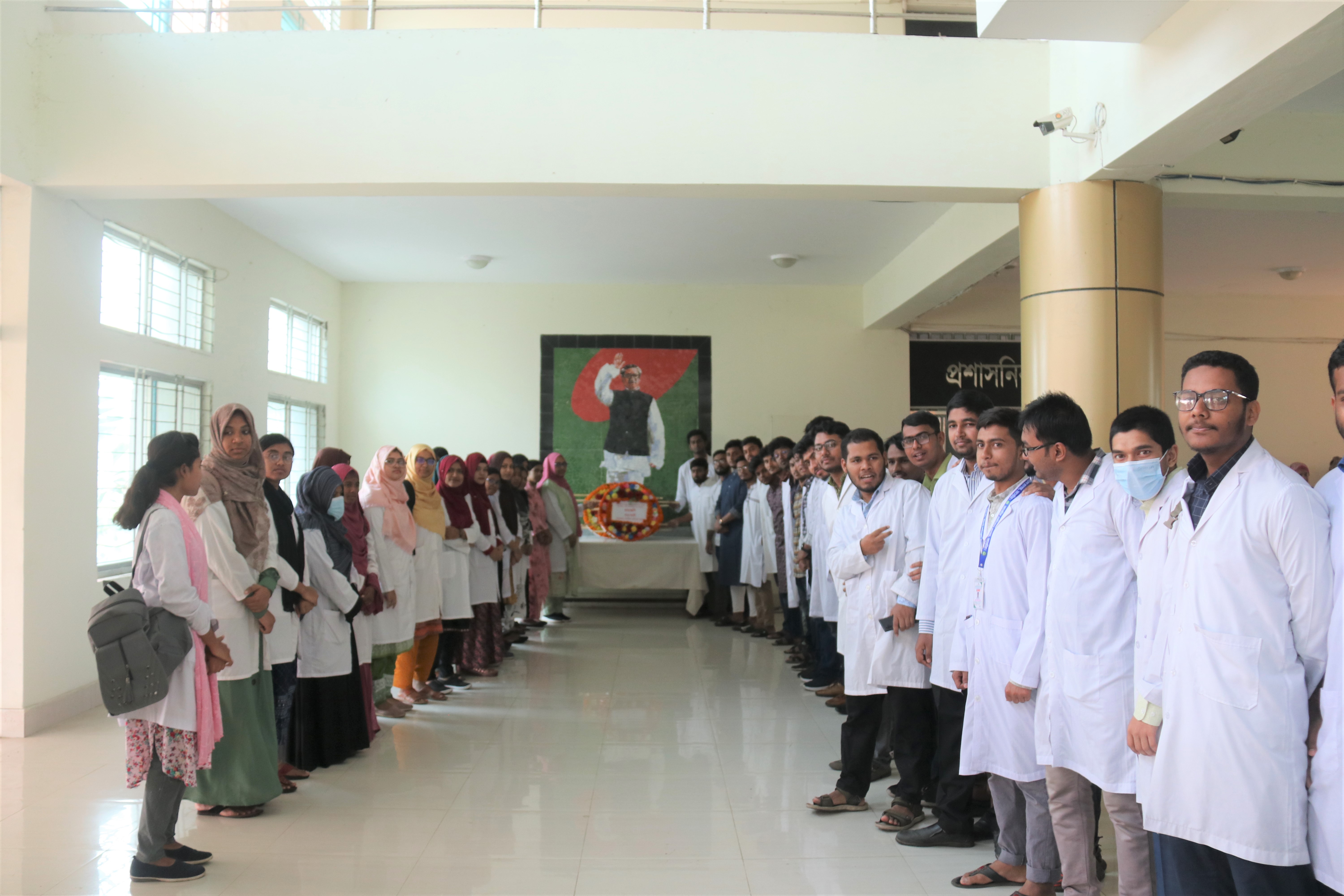 ১৭ই মার্চ উপলক্ষে বঙ্গবন্ধুর প্রতিকৃতিতে পুষ্প স্তবক অর্পন করেন সকল ছাত্র-ছাত্রী