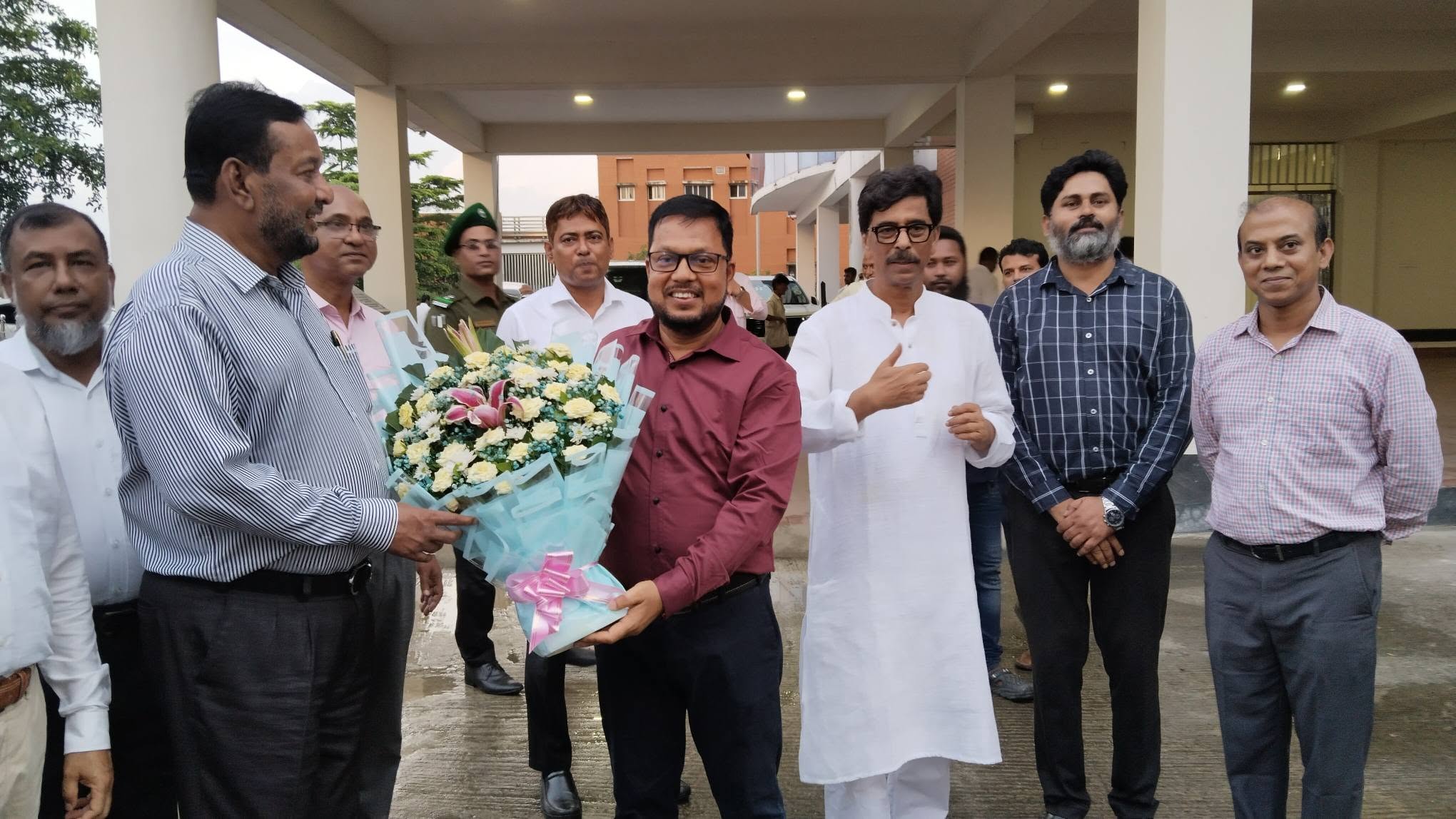 ড. রফিকুল ই মোহামেদ, সম্মানিত সচিব, কৃষি মন্ত্রণালয়, গণপ্রজাতন্ত্রী বাংলাদেশ সরকার এর সদর দপ্তর, বীজ প্রত্যয়ন এজেন্সী পরিদর্শন।