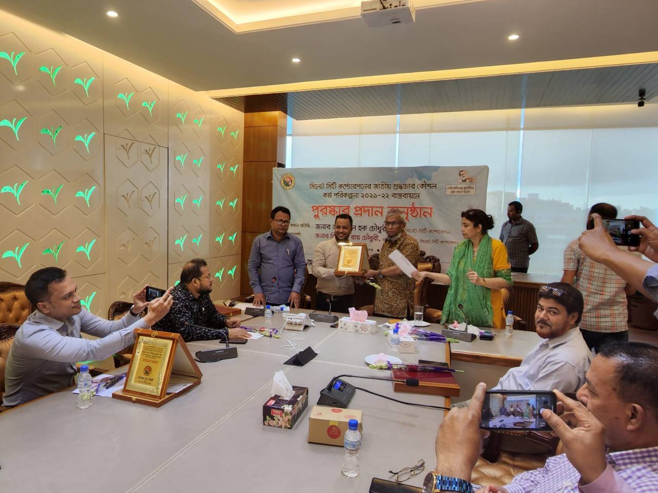 সিলেট সিটি কর্পোরেশনের সার্বিক কর্মকান্ড, জাতীয় শুদ্ধাচার কৌশল কর্ম পরিকল্পনা ২০২১-২২ যথাযথ বাস্তবায়নে অবদান রাখায় পুরস্কার প্রদান
