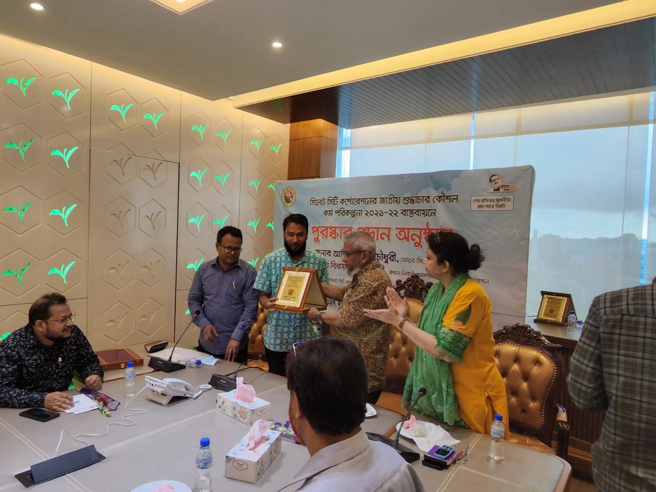 সিলেট সিটি কর্পোরেশনের সার্বিক কর্মকান্ড, জাতীয় শুদ্ধাচার কৌশল কর্ম পরিকল্পনা ২০২১-২২ যথাযথ বাস্তবায়নে অবদান রাখায় পুরস্কার প্রদান