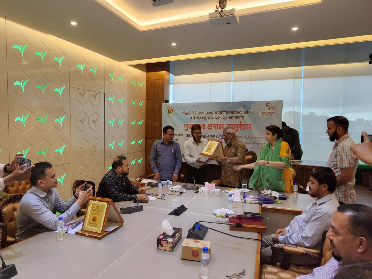 সিলেট সিটি কর্পোরেশনের সার্বিক কর্মকান্ড, জাতীয় শুদ্ধাচার কৌশল কর্ম পরিকল্পনা ২০২১-২২ যথাযথ বাস্তবায়নে অবদান রাখায় পুরস্কার প্রদান