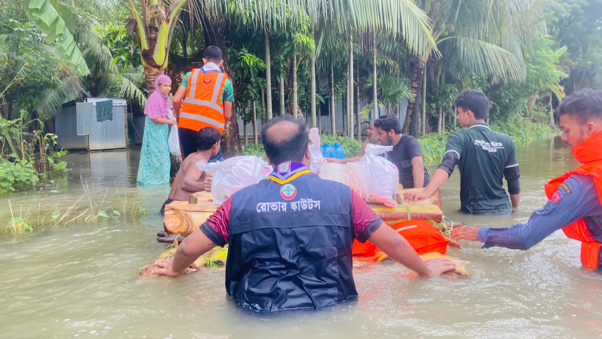 প্রত্যন্ত অঞ্চলে রোভারের স্কাউটস এর সহযোগিতায় ত্রাণ পৌঁছে দেওয়ার চেষ্টা।