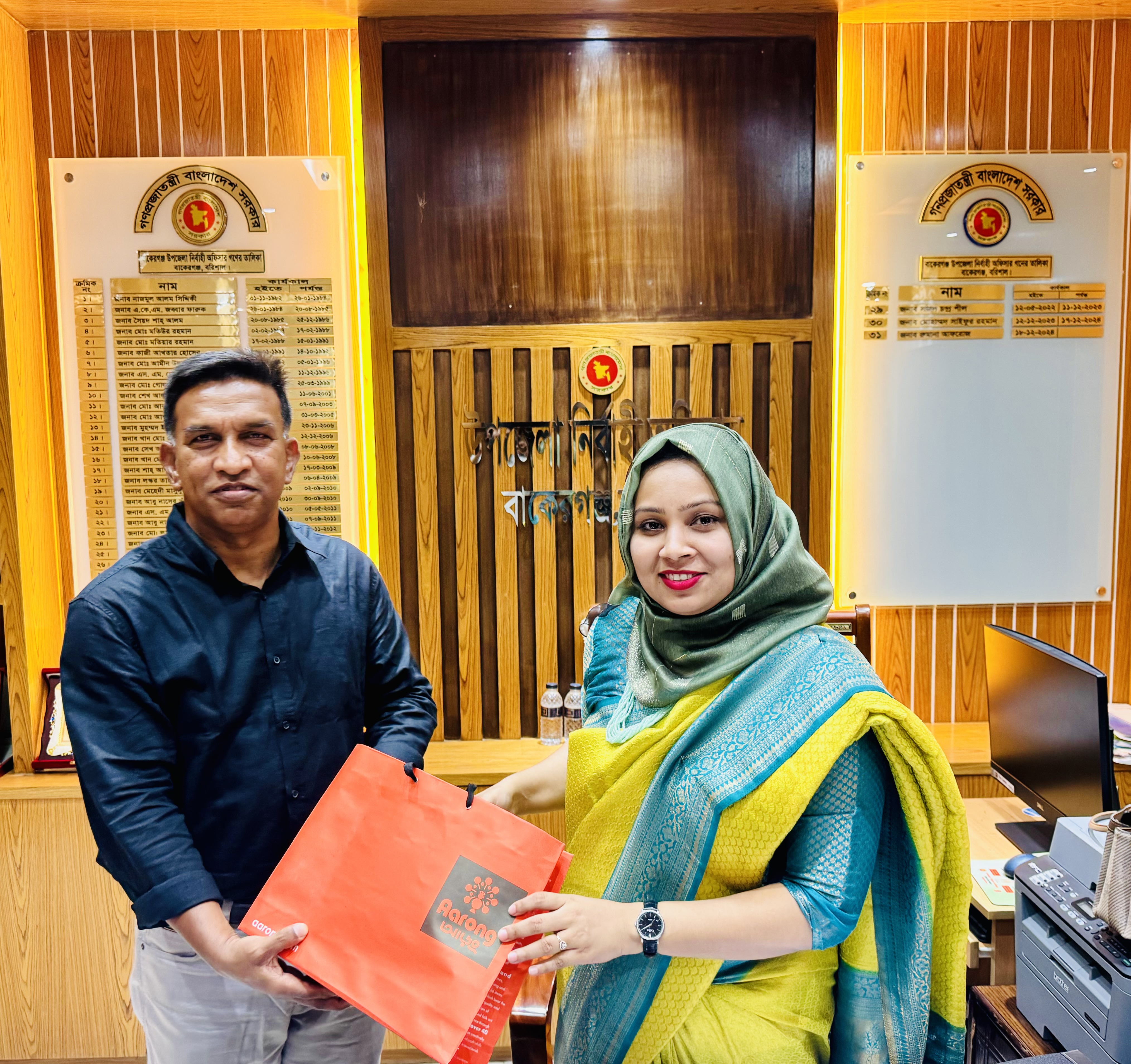 উপজেলা নির্বাহী অফিসার মহোদয়কে শুভেচ্ছা স্মারক প্রদান