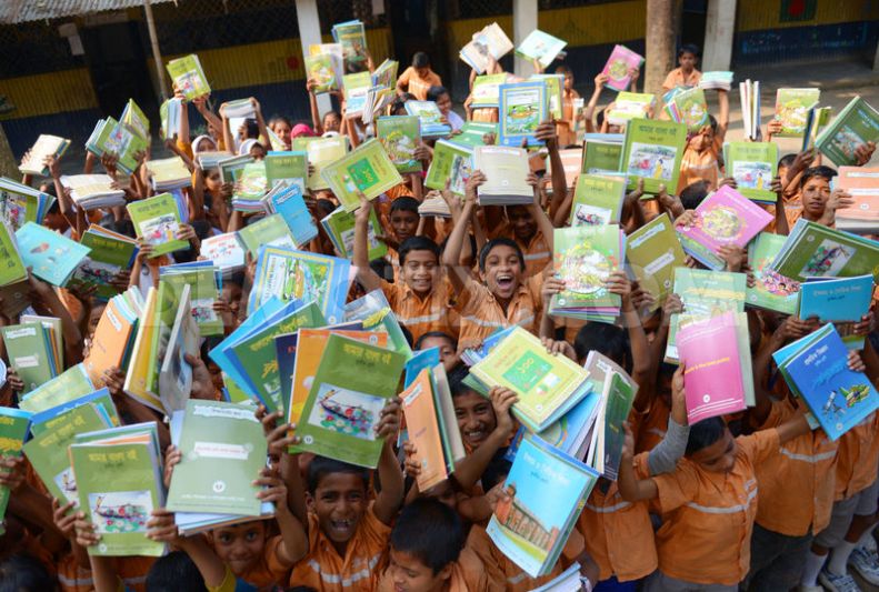 বই বিতরন