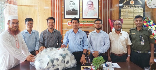 ফুটবল বিতরণ