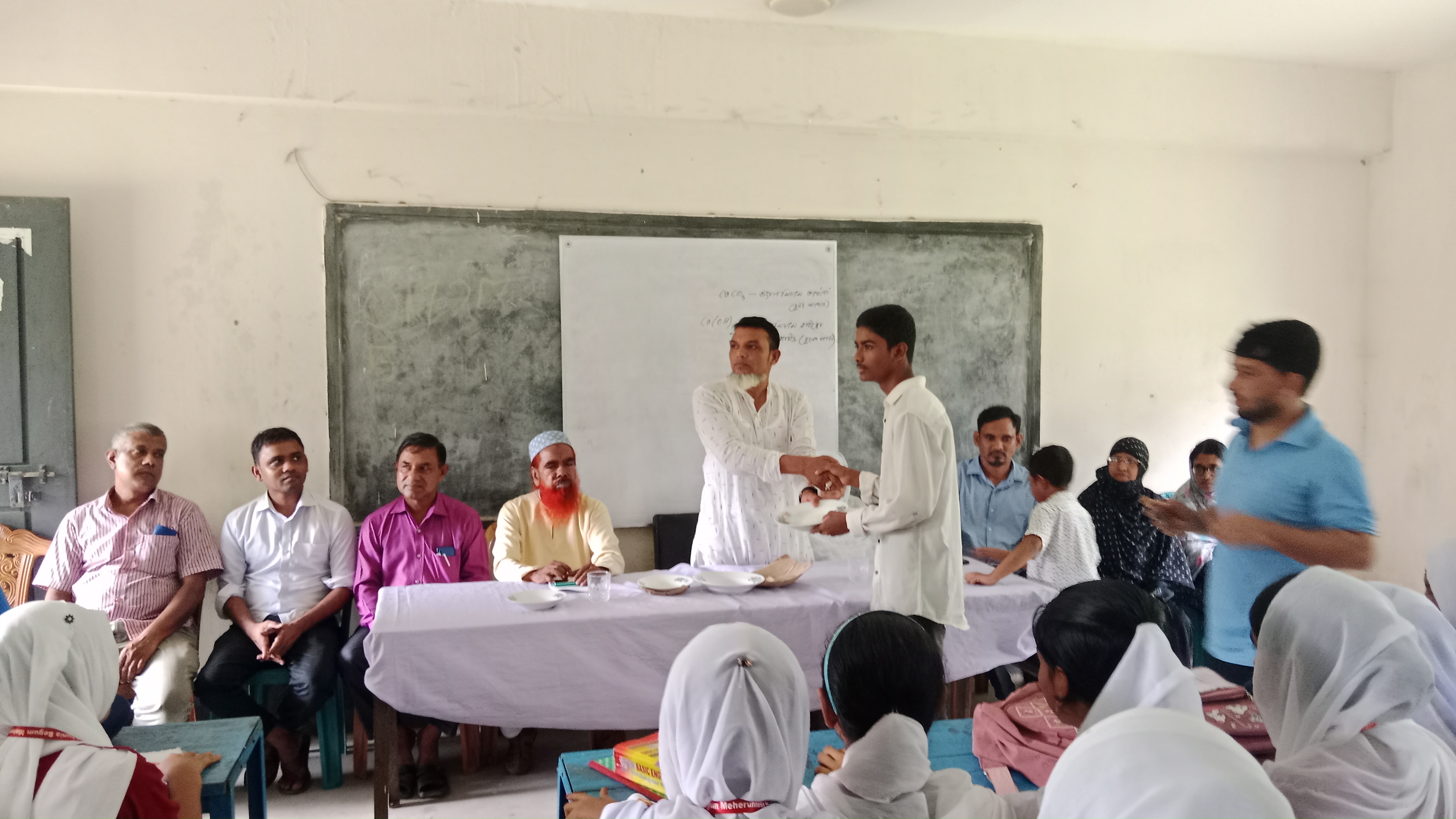 বাশবুনিয়া বেগম মেহেরুন্নেছা মাধ্যমিক বিদ্যালয় জলবায়ু পরিবর্তনের কারণ ও প্রতিকার সম্পর্কিত বক্তব্য বিজয়ীদের পুরস্কার বিতরণ