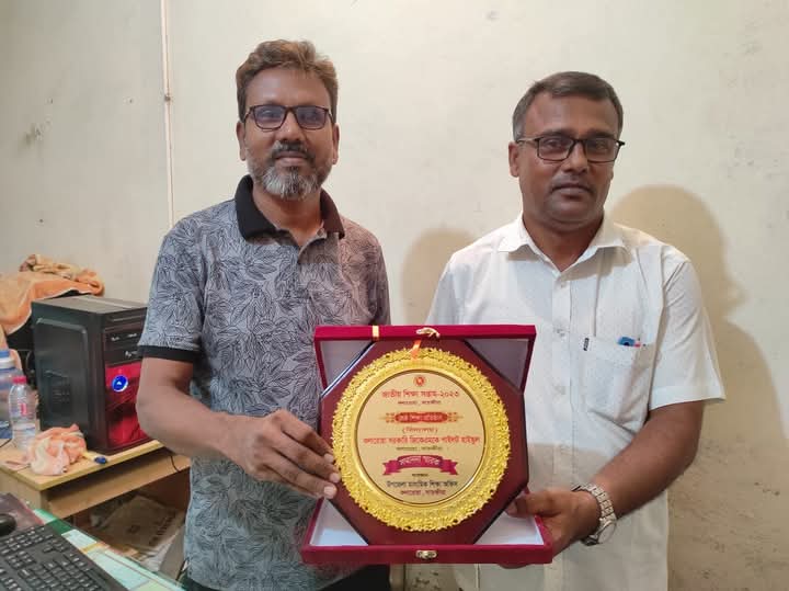 সহকার‌ী প্রধান শিক্ষক মো. আবদুর রকীব স্যারকে ক্রেস্ট প্রদান।