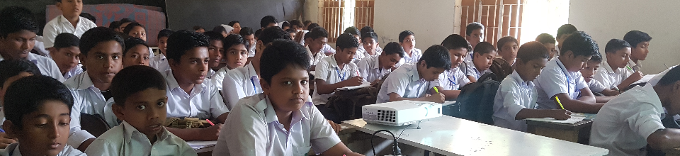 আজিম উদ্দিন উচ্চ বিদ্যালয়ের মাল্টিমিডিয়া ক্লাসের ছবি